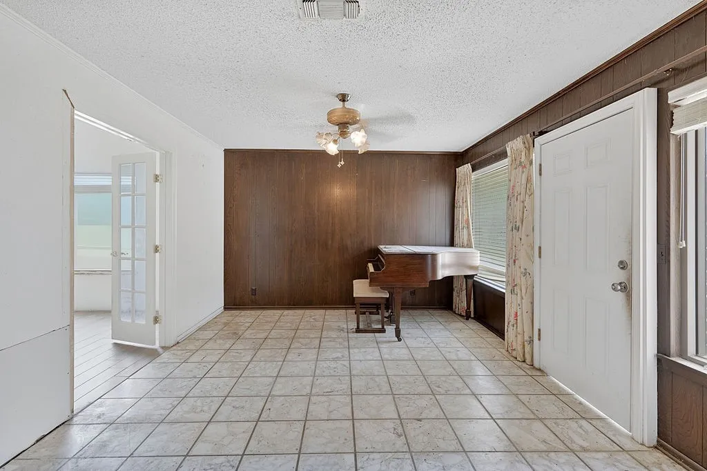 Single Family Residence For Sale in Morris County , 100 Joyner Street, Omaha, Texas 75571, 5 Bedroom, 3 Bathroom, 6 Garage spaces, 3,558 Sqft, built in 1979, mls#21354556, Real Estate Agent in Omaha, Homes For Sale in Morris county, Homes For Sale in Omaha, Realtor in Omaha Texas, Real Estate Brokerage Independent Realty Texas, Luminita Cordes Realtor
