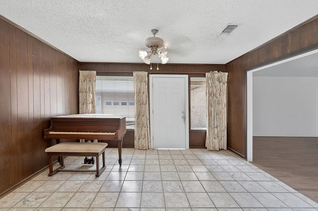Single Family Residence For Sale in Morris County , 100 Joyner Street, Omaha, Texas 75571, 5 Bedroom, 3 Bathroom, 6 Garage spaces, 3,558 Sqft, built in 1979, mls#21354556, Real Estate Agent in Omaha, Homes For Sale in Morris county, Homes For Sale in Omaha, Realtor in Omaha Texas, Real Estate Brokerage Independent Realty Texas, Luminita Cordes Realtor