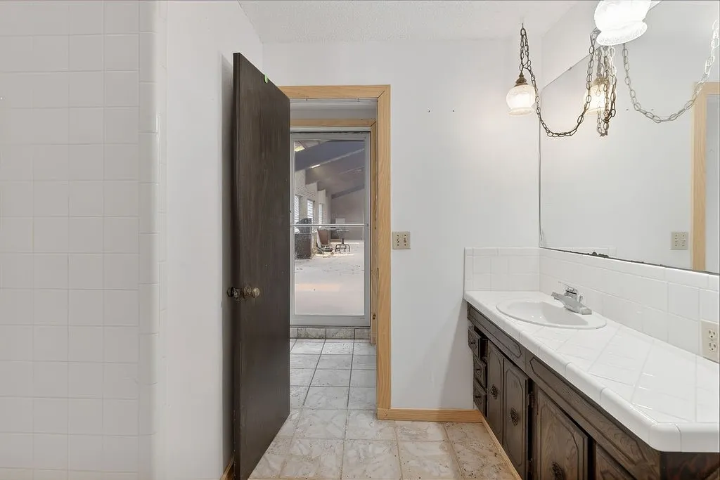 Single Family Residence For Sale in Morris County , 100 Joyner Street, Omaha, Texas 75571, 5 Bedroom, 3 Bathroom, 6 Garage spaces, 3,558 Sqft, built in 1979, mls#21354556, Real Estate Agent in Omaha, Homes For Sale in Morris county, Homes For Sale in Omaha, Realtor in Omaha Texas, Real Estate Brokerage Independent Realty Texas, Luminita Cordes Realtor