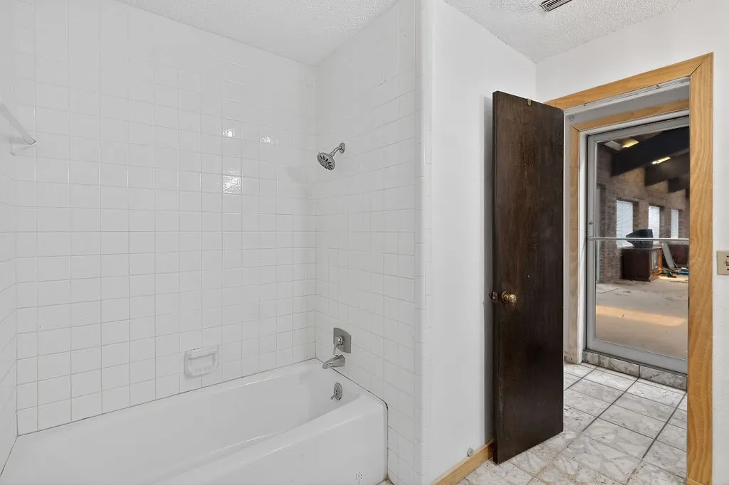 Single Family Residence For Sale in Morris County , 100 Joyner Street, Omaha, Texas 75571, 5 Bedroom, 3 Bathroom, 6 Garage spaces, 3,558 Sqft, built in 1979, mls#21354556, Real Estate Agent in Omaha, Homes For Sale in Morris county, Homes For Sale in Omaha, Realtor in Omaha Texas, Real Estate Brokerage Independent Realty Texas, Luminita Cordes Realtor