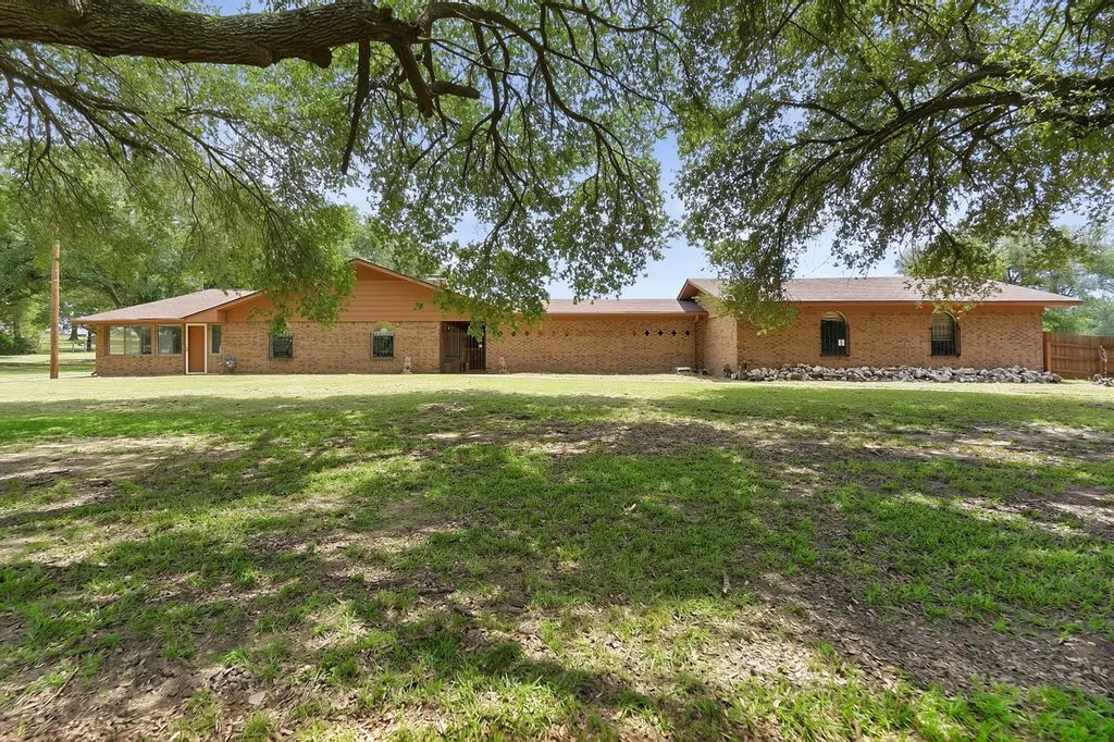 Single Family Residence For Sale in Morris County , 100 Joyner Street, Omaha, Texas 75571, 5 Bedroom, 3 Bathroom, 6 Garage spaces, 3,558 Sqft, built in 1979, mls#21354556, Real Estate Agent in Omaha, Homes For Sale in Morris county, Homes For Sale in Omaha, Realtor in Omaha Texas, Real Estate Brokerage Independent Realty Texas, Luminita Cordes Realtor