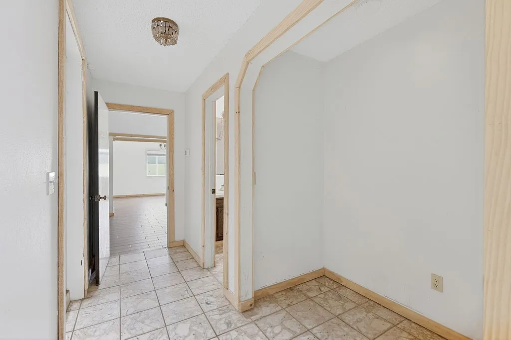 Single Family Residence For Sale in Morris County , 100 Joyner Street, Omaha, Texas 75571, 5 Bedroom, 3 Bathroom, 6 Garage spaces, 3,558 Sqft, built in 1979, mls#21354556, Real Estate Agent in Omaha, Homes For Sale in Morris county, Homes For Sale in Omaha, Realtor in Omaha Texas, Real Estate Brokerage Independent Realty Texas, Luminita Cordes Realtor