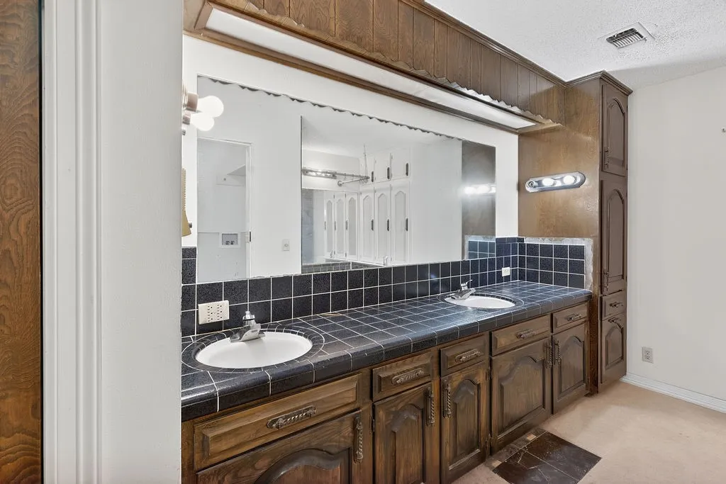 Single Family Residence For Sale in Morris County , 100 Joyner Street, Omaha, Texas 75571, 5 Bedroom, 3 Bathroom, 6 Garage spaces, 3,558 Sqft, built in 1979, mls#21354556, Real Estate Agent in Omaha, Homes For Sale in Morris county, Homes For Sale in Omaha, Realtor in Omaha Texas, Real Estate Brokerage Independent Realty Texas, Luminita Cordes Realtor