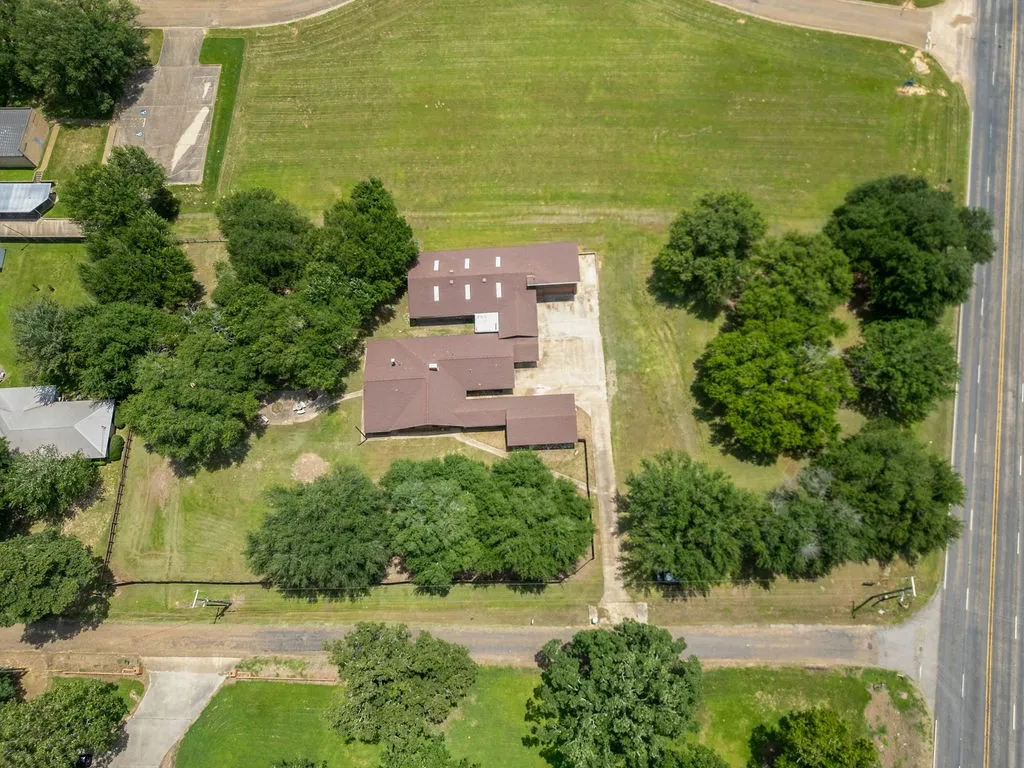Single Family Residence For Sale in Morris County , 100 Joyner Street, Omaha, Texas 75571, 5 Bedroom, 3 Bathroom, 6 Garage spaces, 3,558 Sqft, built in 1979, mls#21354556, Real Estate Agent in Omaha, Homes For Sale in Morris county, Homes For Sale in Omaha, Realtor in Omaha Texas, Real Estate Brokerage Independent Realty Texas, Luminita Cordes Realtor