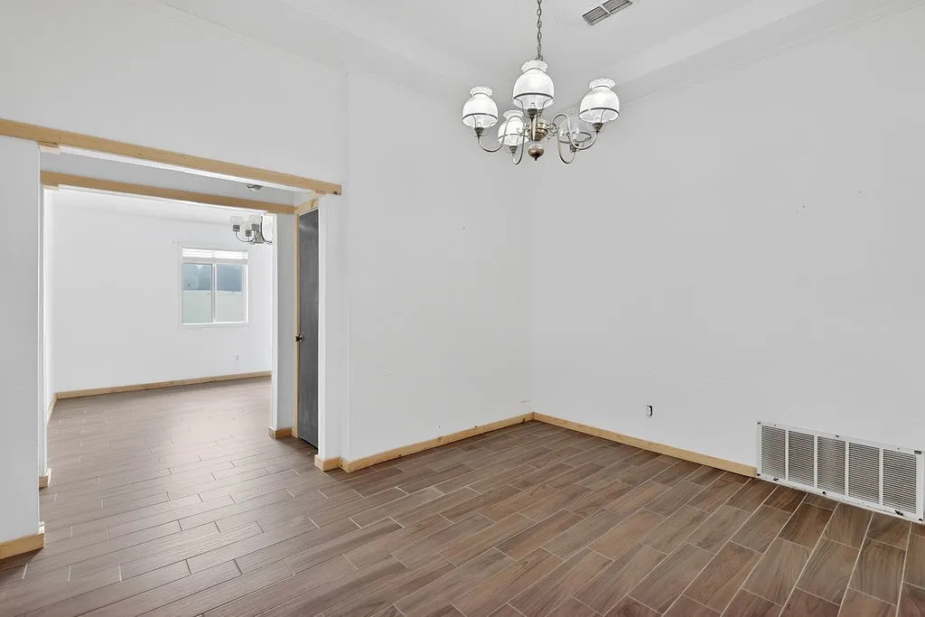 Single Family Residence For Sale in Morris County , 100 Joyner Street, Omaha, Texas 75571, 5 Bedroom, 3 Bathroom, 6 Garage spaces, 3,558 Sqft, built in 1979, mls#21354556, Real Estate Agent in Omaha, Homes For Sale in Morris county, Homes For Sale in Omaha, Realtor in Omaha Texas, Real Estate Brokerage Independent Realty Texas, Luminita Cordes Realtor