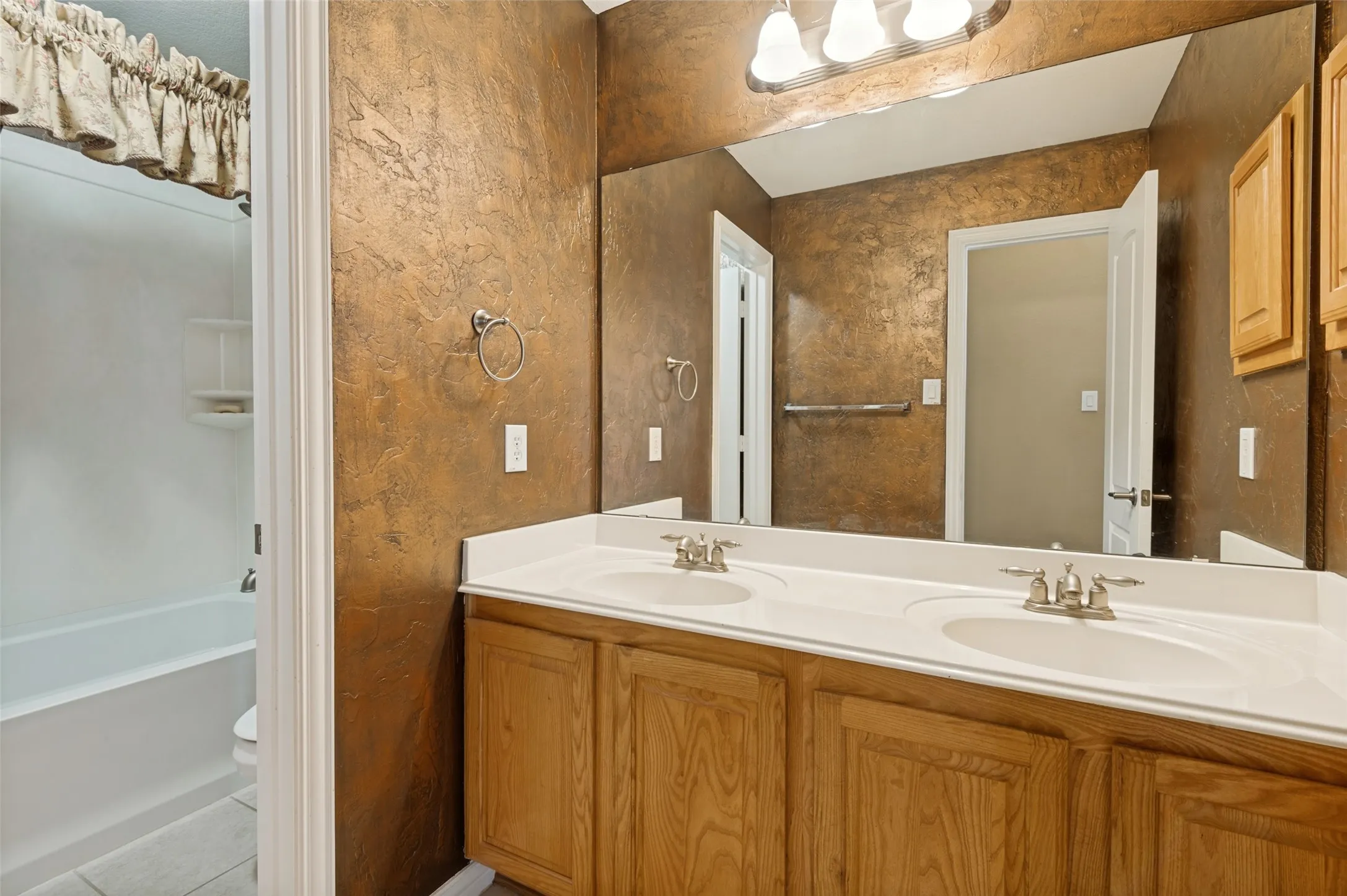 Single Family Residence For Sale in Tarrant County , 1319 Cadbury Lane, Keller, Texas 76248, 4 Bedroom, 2 Bathroom, 2 Garage spaces, 2,390 Sqft, built in 2005, mls#21354514, Real Estate Agent in Keller, Homes For Sale in Tarrant county, Homes For Sale in Keller, Realtor in Keller Texas, Real Estate Brokerage Independent Realty Texas, Luminita Cordes Realtor