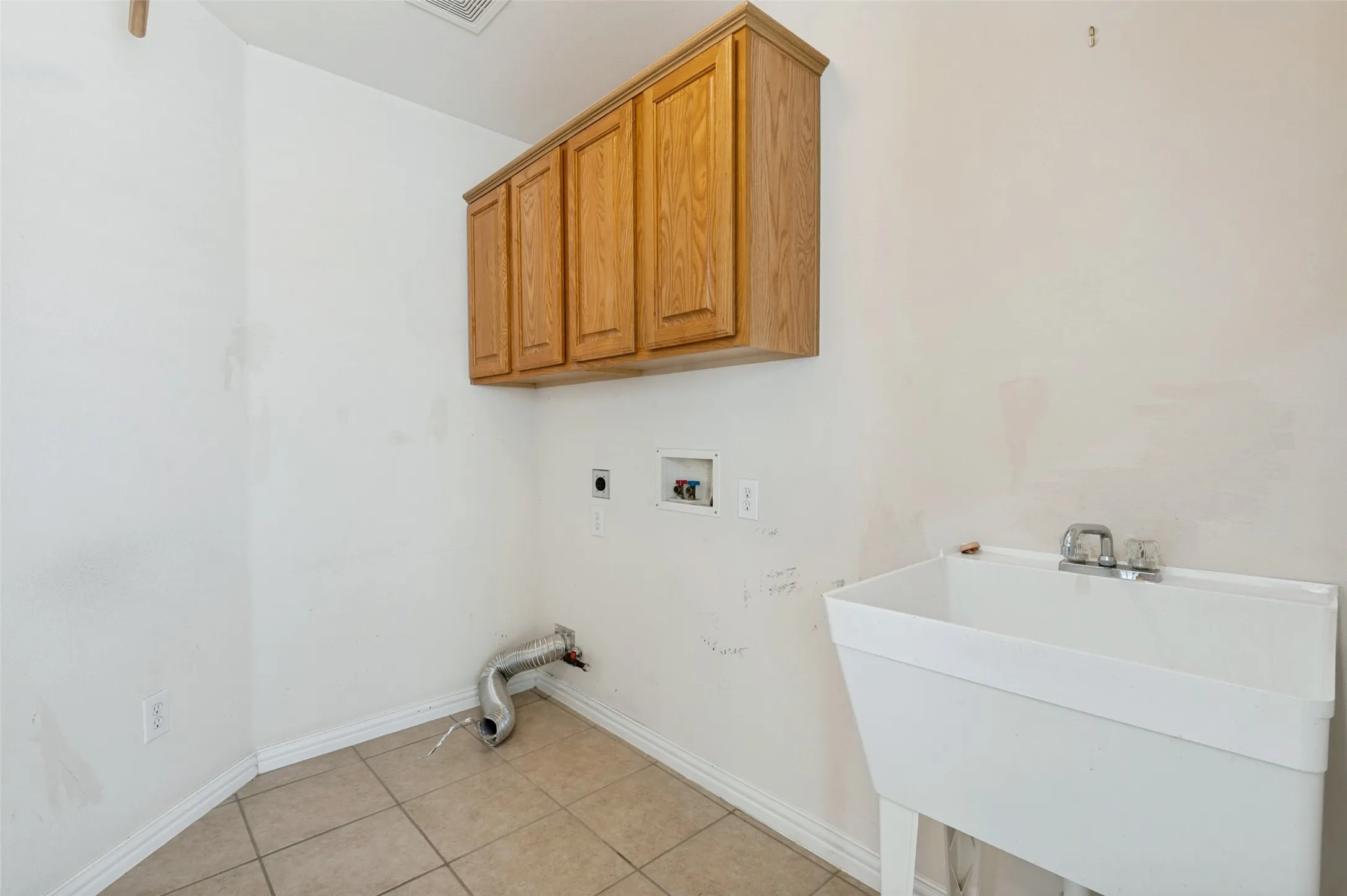 Single Family Residence For Sale in Tarrant County , 1319 Cadbury Lane, Keller, Texas 76248, 4 Bedroom, 2 Bathroom, 2 Garage spaces, 2,390 Sqft, built in 2005, mls#21354514, Real Estate Agent in Keller, Homes For Sale in Tarrant county, Homes For Sale in Keller, Realtor in Keller Texas, Real Estate Brokerage Independent Realty Texas, Luminita Cordes Realtor