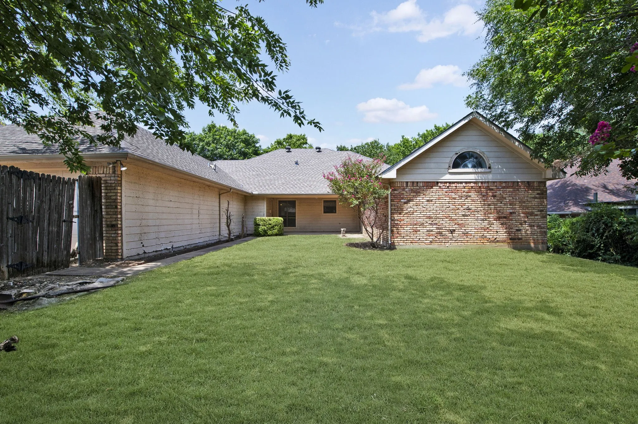 Single Family Residence For Sale in Dallas County , 1416 Sagewood Drive, De Soto, Texas 75115, 4 Bedroom, 3 Bathroom, 2 Garage spaces, 2,600 Sqft, built in 1987, mls#21352052, Real Estate Agent in De Soto, Homes For Sale in Dallas county, Homes For Sale in De Soto, Realtor in De Soto Texas, Real Estate Brokerage Independent Realty Texas, Luminita Cordes Realtor