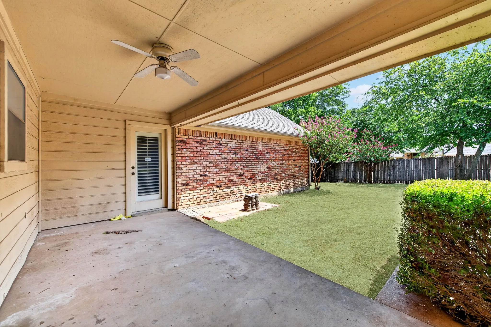 Single Family Residence For Sale in Dallas County , 1416 Sagewood Drive, De Soto, Texas 75115, 4 Bedroom, 3 Bathroom, 2 Garage spaces, 2,600 Sqft, built in 1987, mls#21352052, Real Estate Agent in De Soto, Homes For Sale in Dallas county, Homes For Sale in De Soto, Realtor in De Soto Texas, Real Estate Brokerage Independent Realty Texas, Luminita Cordes Realtor
