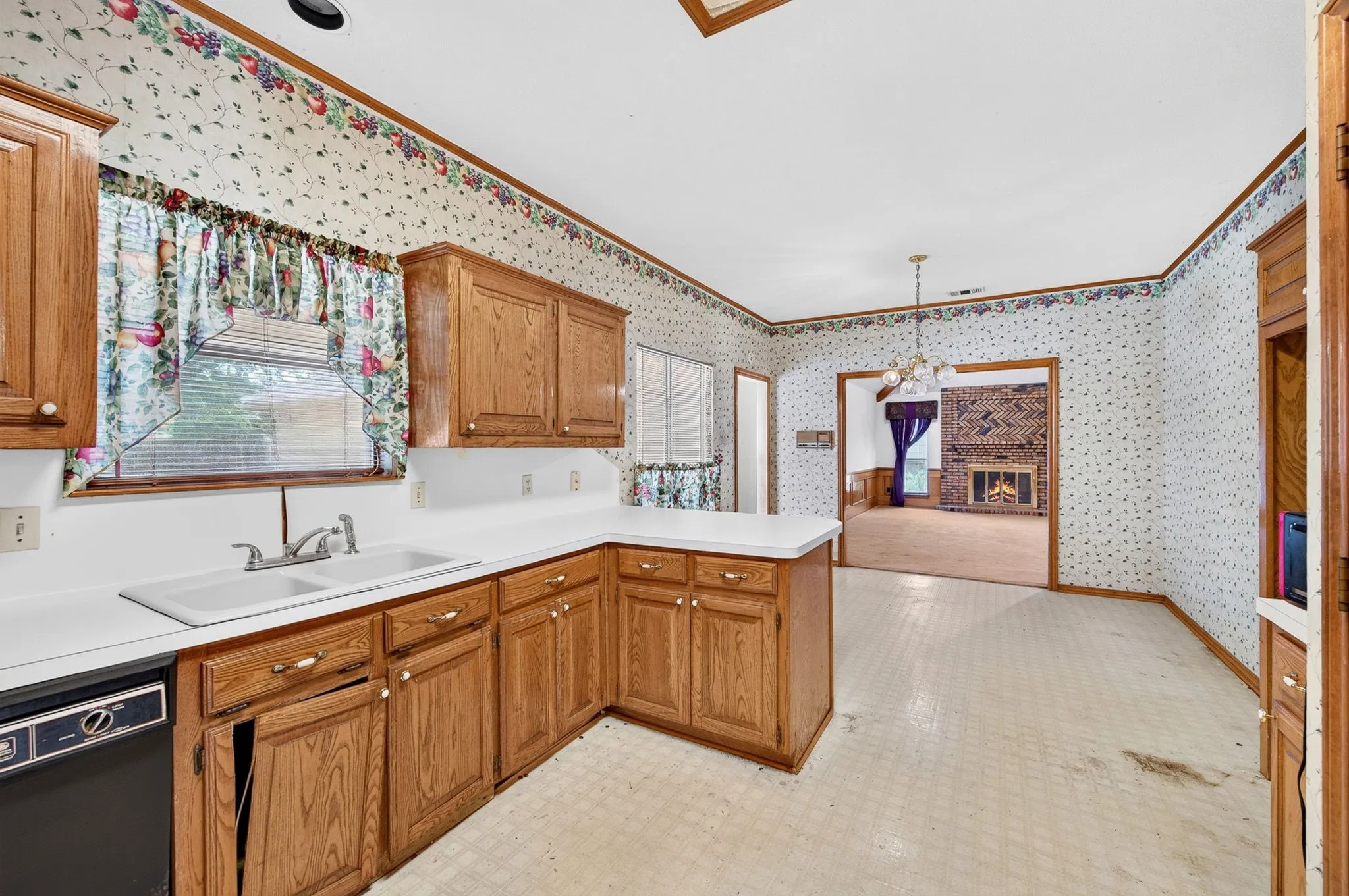 Single Family Residence For Sale in Dallas County , 1416 Sagewood Drive, De Soto, Texas 75115, 4 Bedroom, 3 Bathroom, 2 Garage spaces, 2,600 Sqft, built in 1987, mls#21352052, Real Estate Agent in De Soto, Homes For Sale in Dallas county, Homes For Sale in De Soto, Realtor in De Soto Texas, Real Estate Brokerage Independent Realty Texas, Luminita Cordes Realtor