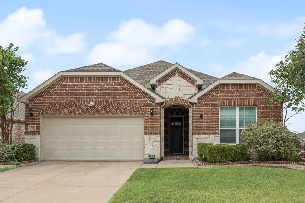 Beautiful home with gorgeous landscape and stone-brick combination!