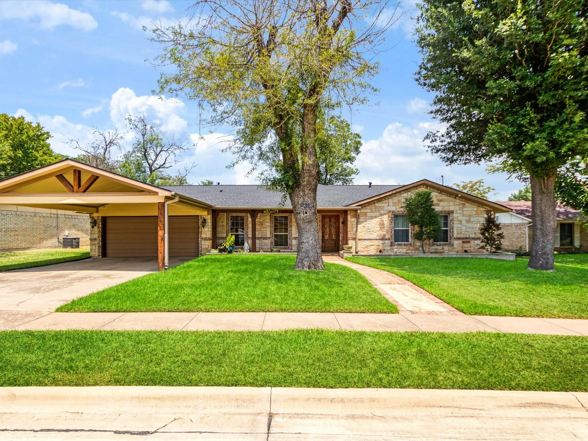 Single Family Residence For Sale in Dallas County , 1616 Springbrook Street, Mesquite, Texas 75149, 4 Bedroom, 3 Bathroom, 2 Garage spaces, 1,805 Sqft, built in 1964, mls#21353691, Real Estate Agent in Mesquite, Homes For Sale in Dallas county, Homes For Sale in Mesquite, Realtor in Mesquite Texas, Real Estate Brokerage Independent Realty Texas, Luminita Cordes Realtor