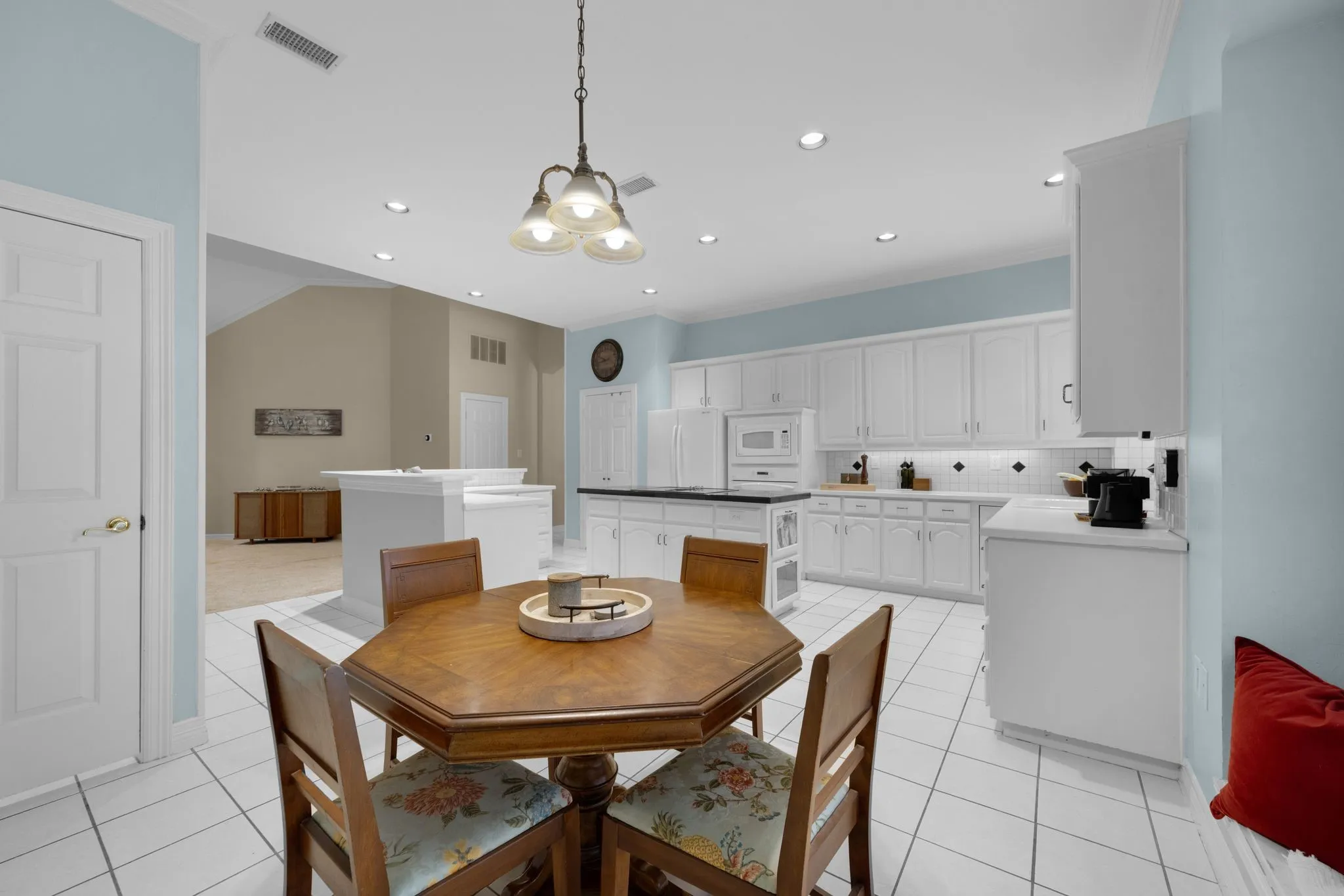 Single Family Residence For Sale in Dallas County , 600 Wellington Road, Coppell, Texas 75019, 3 Bedroom, 3 Bathroom, 2 Garage spaces, 2,668 Sqft, built in 1995, mls#21354557, Real Estate Agent in Coppell, Homes For Sale in Dallas county, Homes For Sale in Coppell, Realtor in Coppell Texas, Real Estate Brokerage Independent Realty Texas, Luminita Cordes Realtor