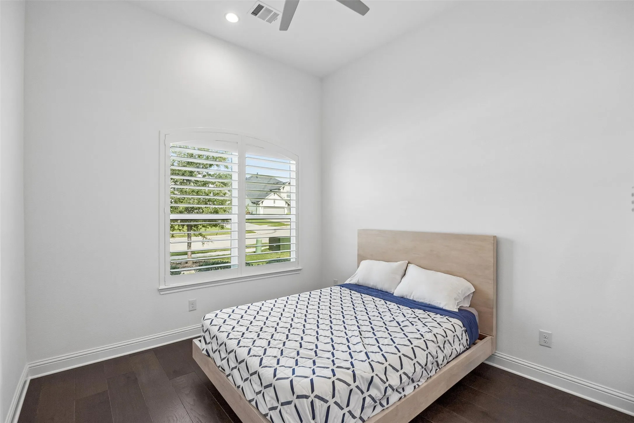 Vaulted ceiling with recessed lighting and a ceiling fan