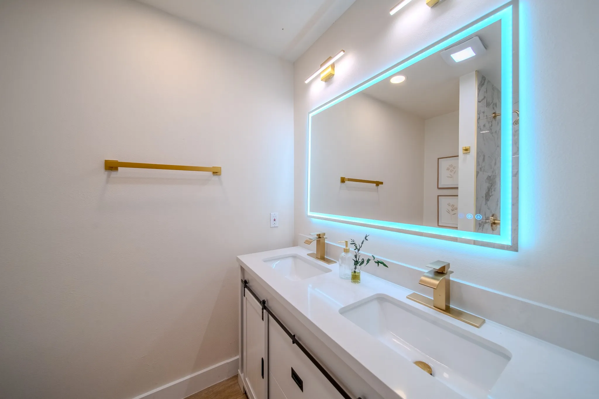 Dual vanity with integrated sinks and quartz countertop