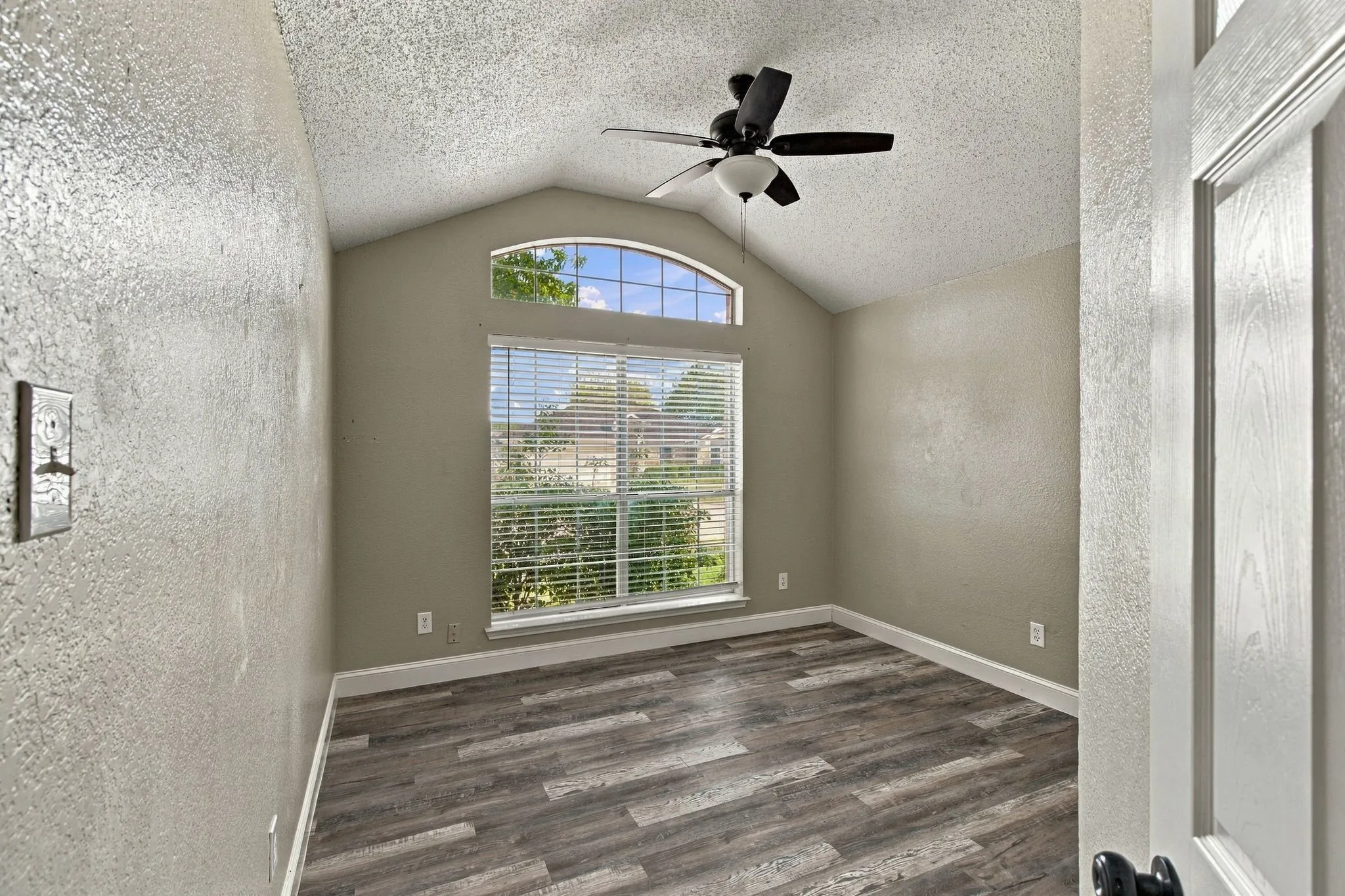 Single Family Residence For Rent in Dallas County , 1107 Chancellorsville Parkway, Grand Prairie, Texas 75052, 4 Bedroom, 2 Bathroom, 2 Garage spaces, 1,740 Sqft, built in 1998, mls#21350094, Real Estate Agent in Grand Prairie, Homes For Rent in Dallas county, Homes For Rent in Grand Prairie, Realtor in Grand Prairie Texas, Real Estate Brokerage Independent Realty Texas, Luminita Cordes Realtor