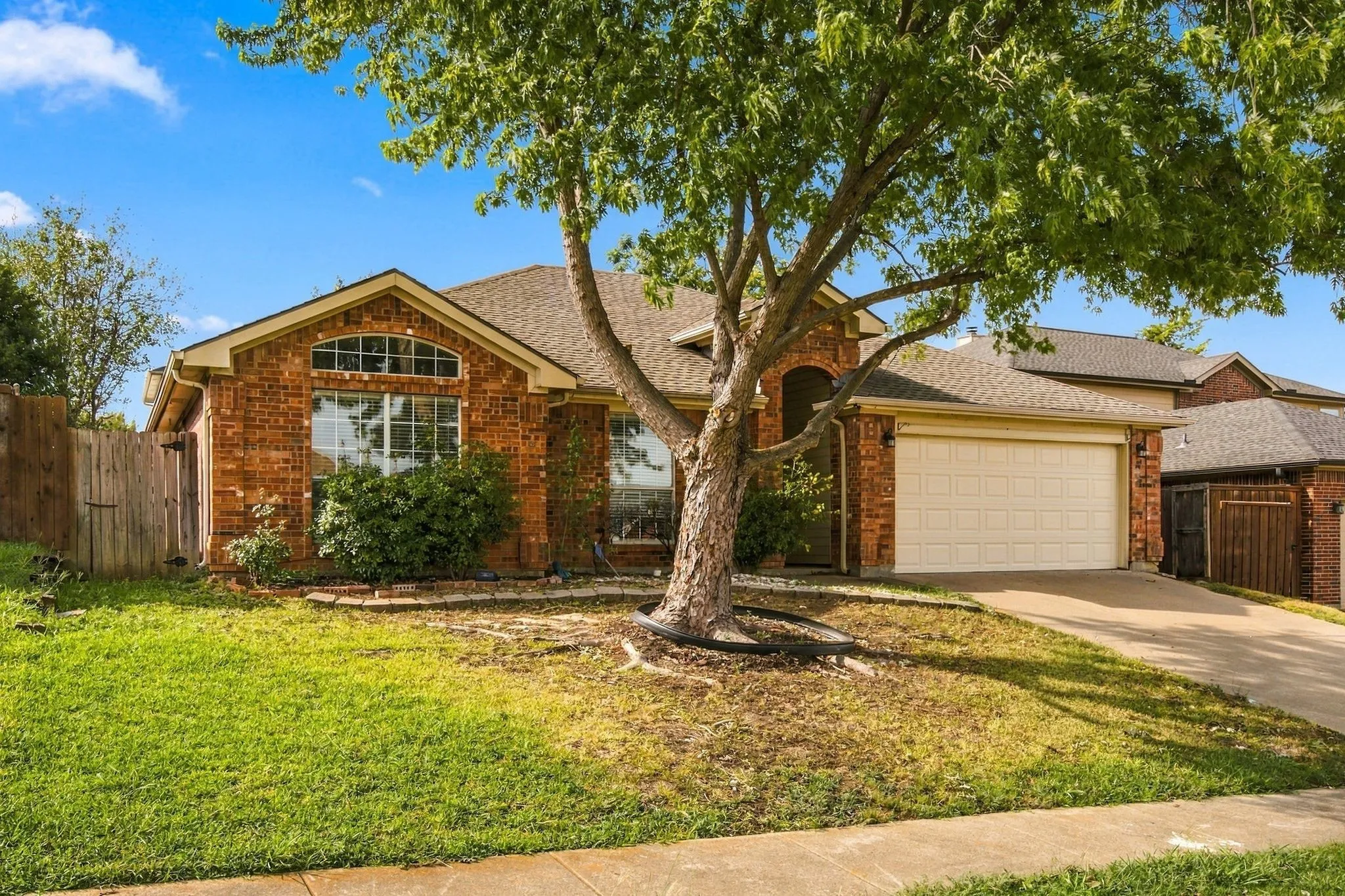 Single Family Residence For Rent in Dallas County , 1107 Chancellorsville Parkway, Grand Prairie, Texas 75052, 4 Bedroom, 2 Bathroom, 2 Garage spaces, 1,740 Sqft, built in 1998, mls#21350094, Real Estate Agent in Grand Prairie, Homes For Rent in Dallas county, Homes For Rent in Grand Prairie, Realtor in Grand Prairie Texas, Real Estate Brokerage Independent Realty Texas, Luminita Cordes Realtor