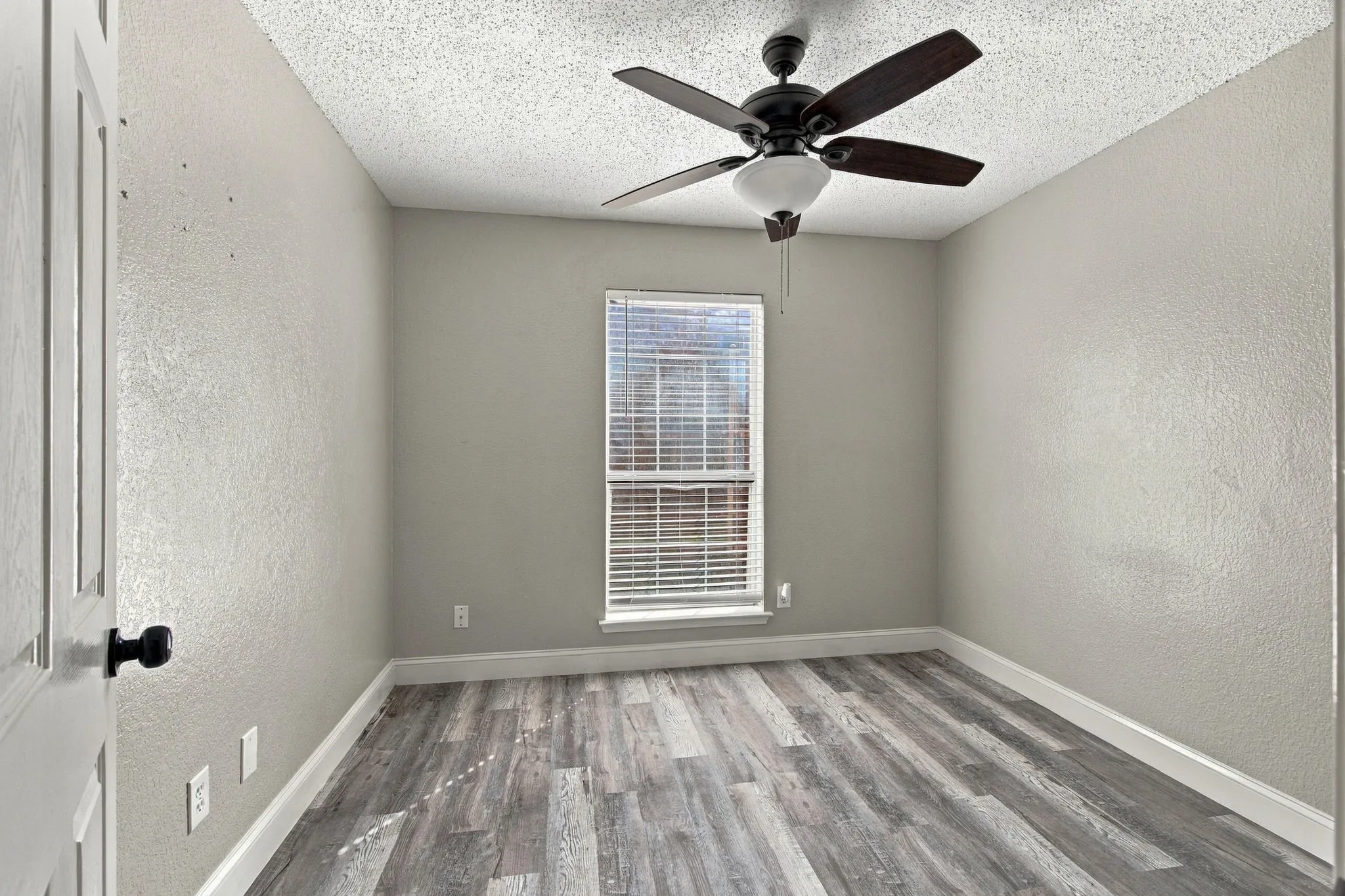 Single Family Residence For Rent in Dallas County , 1107 Chancellorsville Parkway, Grand Prairie, Texas 75052, 4 Bedroom, 2 Bathroom, 2 Garage spaces, 1,740 Sqft, built in 1998, mls#21350094, Real Estate Agent in Grand Prairie, Homes For Rent in Dallas county, Homes For Rent in Grand Prairie, Realtor in Grand Prairie Texas, Real Estate Brokerage Independent Realty Texas, Luminita Cordes Realtor