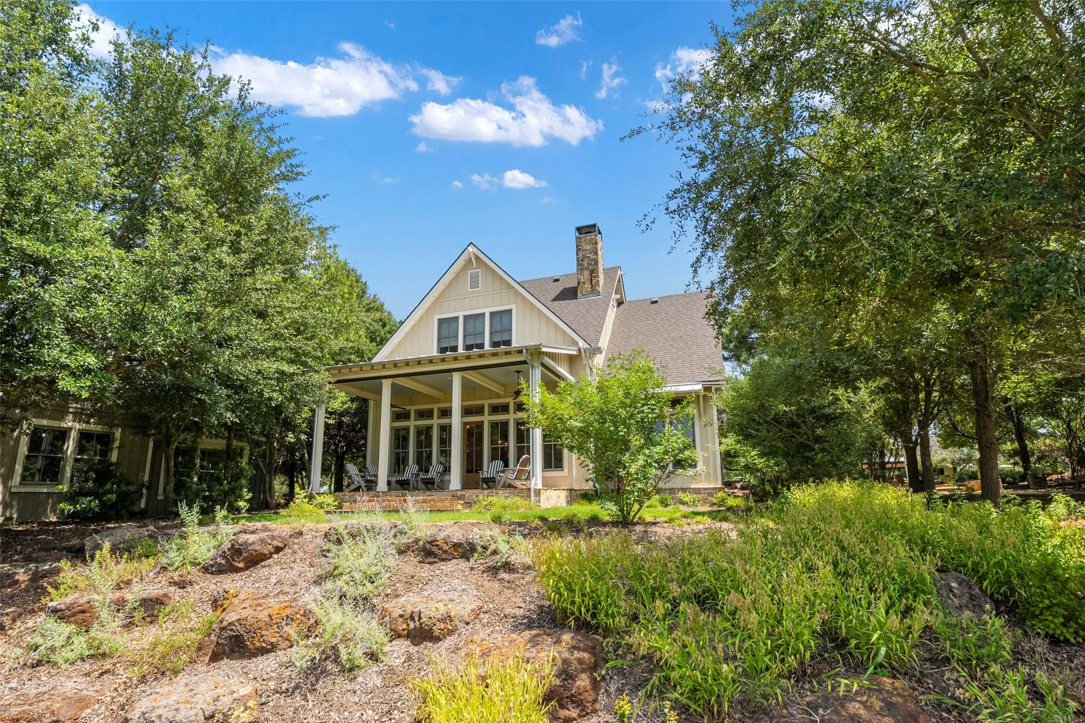 Single Family Residence For Sale in Henderson County , 4505 East Cove Court, Malakoff, Texas 75148, 5 Bedrooms, 5 Bathrooms, 1 Garage spaces, 3,104 Sqft, built in 2013, Price $2,150,000, mls#21345899, Real Estate Agent in Malakoff, Homes For Sale in Henderson county, Homes For Sale in Malakoff, Realtor in Malakoff Texas, Real Estate Brokerage Independent Realty Texas, Luminita Cordes Realtor