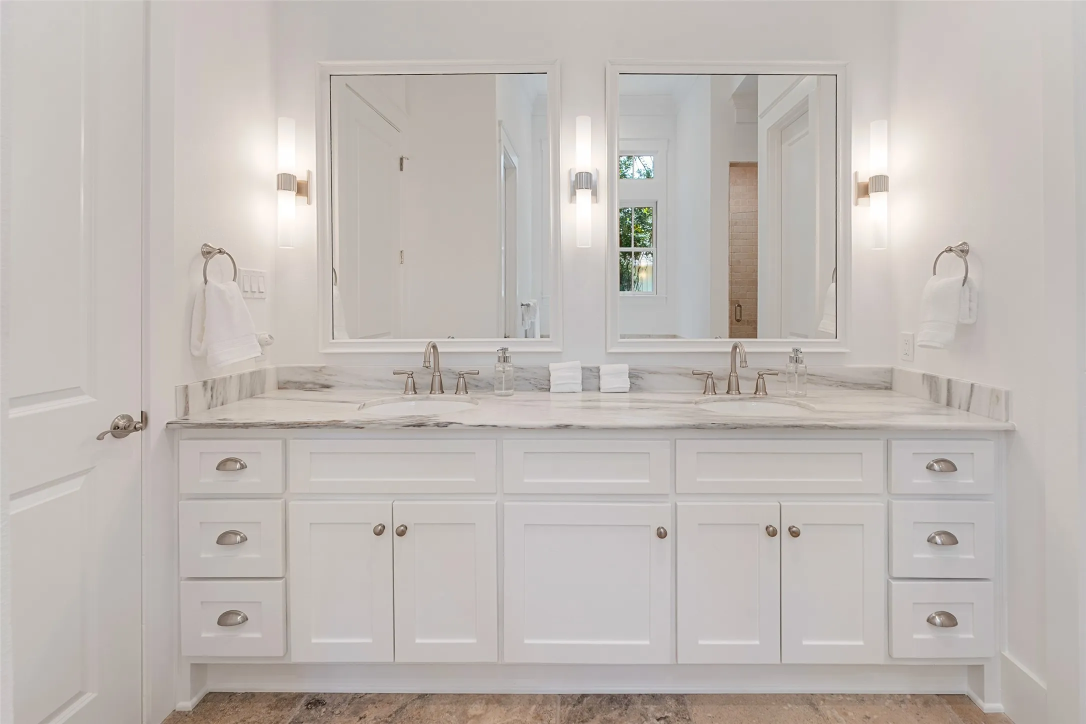 Single Family Residence For Sale in Henderson County , 4505 East Cove Court, Malakoff, Texas 75148, 5 Bedrooms, 5 Bathrooms, 1 Garage spaces, 3,104 Sqft, built in 2013, Price $2,150,000, mls#21345899, Real Estate Agent in Malakoff, Homes For Sale in Henderson county, Homes For Sale in Malakoff, Realtor in Malakoff Texas, Real Estate Brokerage Independent Realty Texas, Luminita Cordes Realtor