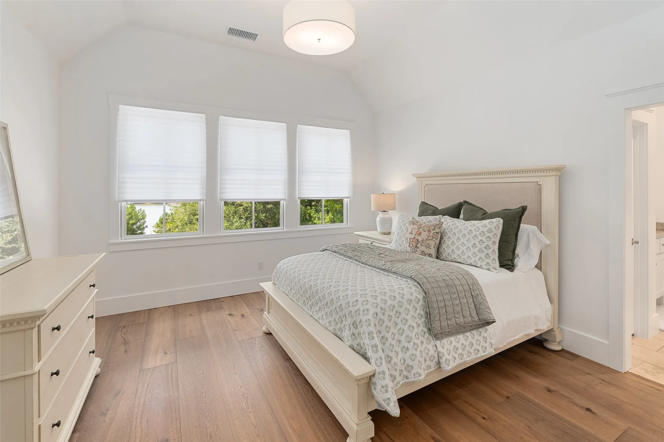 Single Family Residence For Sale in Henderson County , 4505 East Cove Court, Malakoff, Texas 75148, 5 Bedrooms, 5 Bathrooms, 1 Garage spaces, 3,104 Sqft, built in 2013, Price $2,150,000, mls#21345899, Real Estate Agent in Malakoff, Homes For Sale in Henderson county, Homes For Sale in Malakoff, Realtor in Malakoff Texas, Real Estate Brokerage Independent Realty Texas, Luminita Cordes Realtor