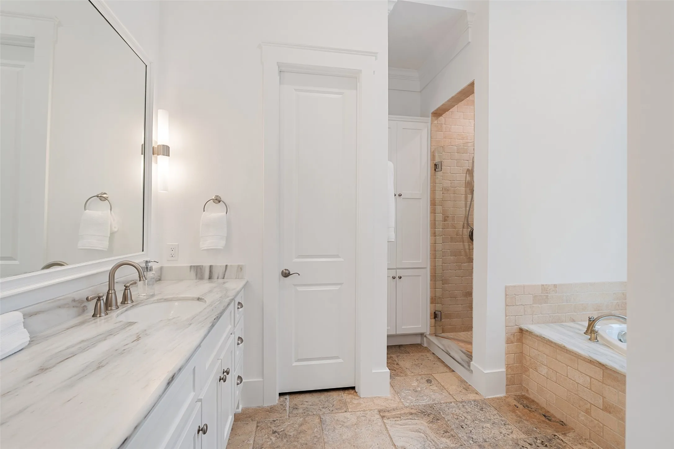 Single Family Residence For Sale in Henderson County , 4505 East Cove Court, Malakoff, Texas 75148, 5 Bedrooms, 5 Bathrooms, 1 Garage spaces, 3,104 Sqft, built in 2013, Price $2,150,000, mls#21345899, Real Estate Agent in Malakoff, Homes For Sale in Henderson county, Homes For Sale in Malakoff, Realtor in Malakoff Texas, Real Estate Brokerage Independent Realty Texas, Luminita Cordes Realtor