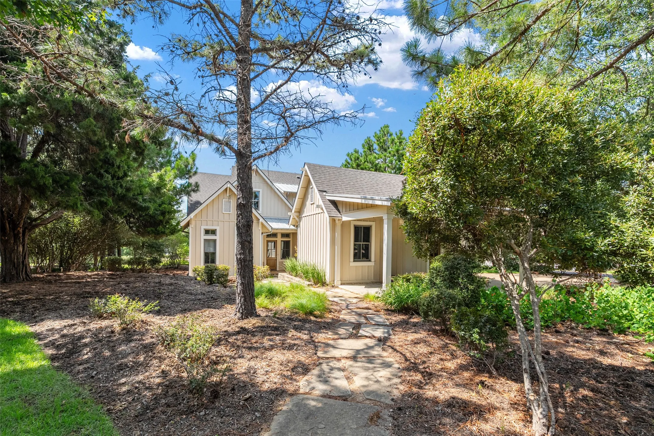 Single Family Residence For Sale in Henderson County , 4505 East Cove Court, Malakoff, Texas 75148, 5 Bedrooms, 5 Bathrooms, 1 Garage spaces, 3,104 Sqft, built in 2013, Price $2,150,000, mls#21345899, Real Estate Agent in Malakoff, Homes For Sale in Henderson county, Homes For Sale in Malakoff, Realtor in Malakoff Texas, Real Estate Brokerage Independent Realty Texas, Luminita Cordes Realtor