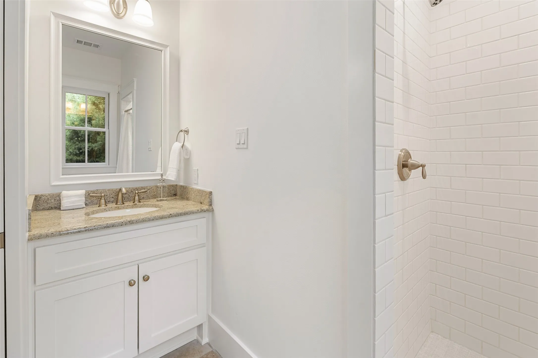 Single Family Residence For Sale in Henderson County , 4505 East Cove Court, Malakoff, Texas 75148, 5 Bedrooms, 5 Bathrooms, 1 Garage spaces, 3,104 Sqft, built in 2013, Price $2,150,000, mls#21345899, Real Estate Agent in Malakoff, Homes For Sale in Henderson county, Homes For Sale in Malakoff, Realtor in Malakoff Texas, Real Estate Brokerage Independent Realty Texas, Luminita Cordes Realtor