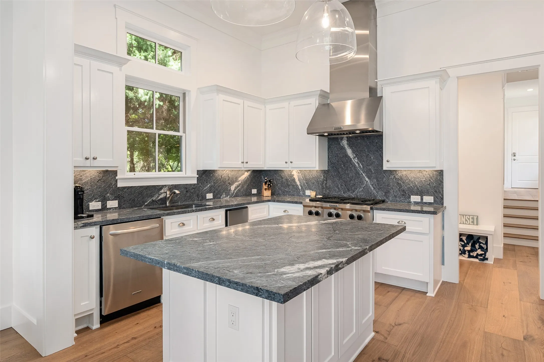 Single Family Residence For Sale in Henderson County , 4505 East Cove Court, Malakoff, Texas 75148, 5 Bedrooms, 5 Bathrooms, 1 Garage spaces, 3,104 Sqft, built in 2013, Price $2,150,000, mls#21345899, Real Estate Agent in Malakoff, Homes For Sale in Henderson county, Homes For Sale in Malakoff, Realtor in Malakoff Texas, Real Estate Brokerage Independent Realty Texas, Luminita Cordes Realtor