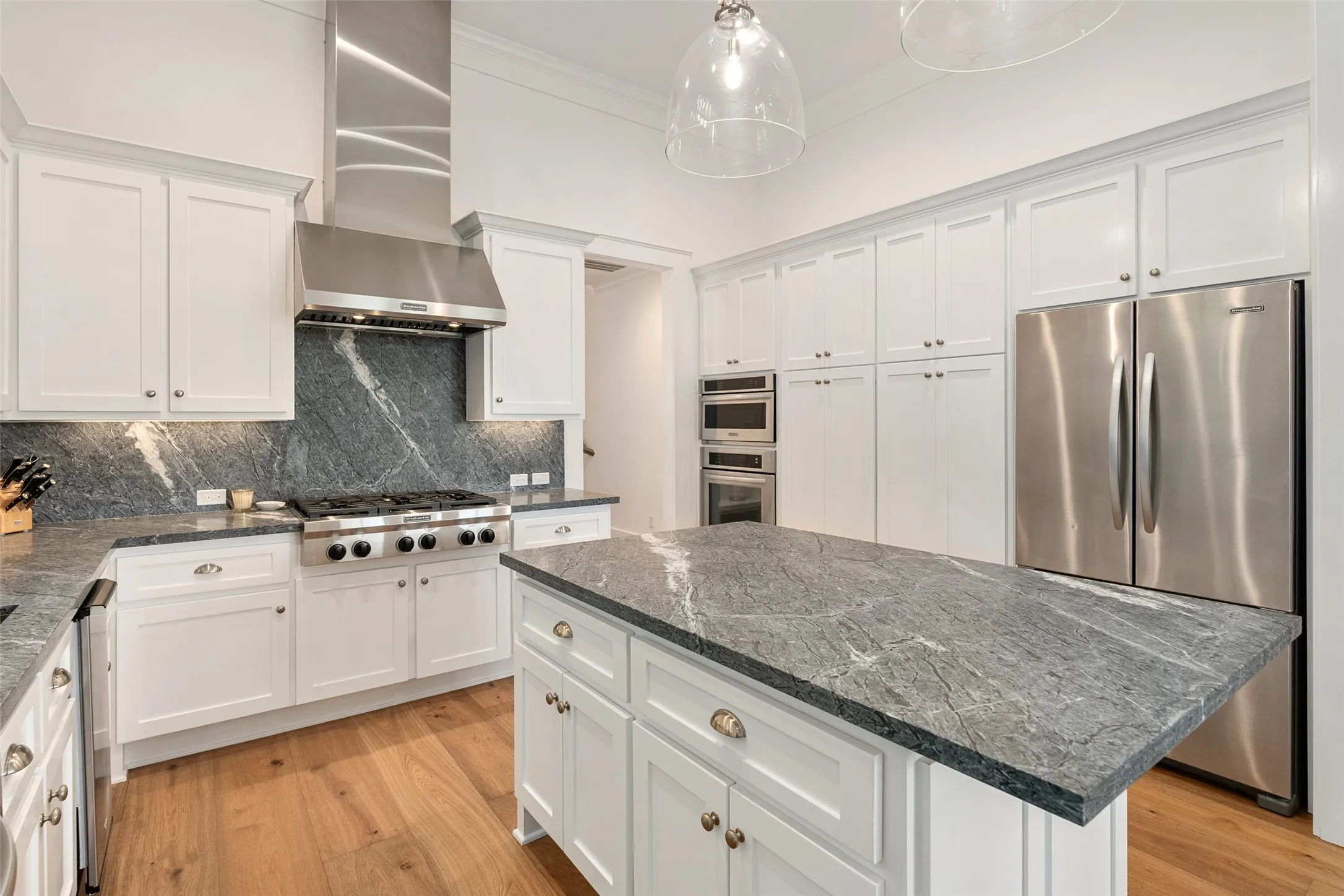 Single Family Residence For Sale in Henderson County , 4505 East Cove Court, Malakoff, Texas 75148, 5 Bedrooms, 5 Bathrooms, 1 Garage spaces, 3,104 Sqft, built in 2013, Price $2,150,000, mls#21345899, Real Estate Agent in Malakoff, Homes For Sale in Henderson county, Homes For Sale in Malakoff, Realtor in Malakoff Texas, Real Estate Brokerage Independent Realty Texas, Luminita Cordes Realtor