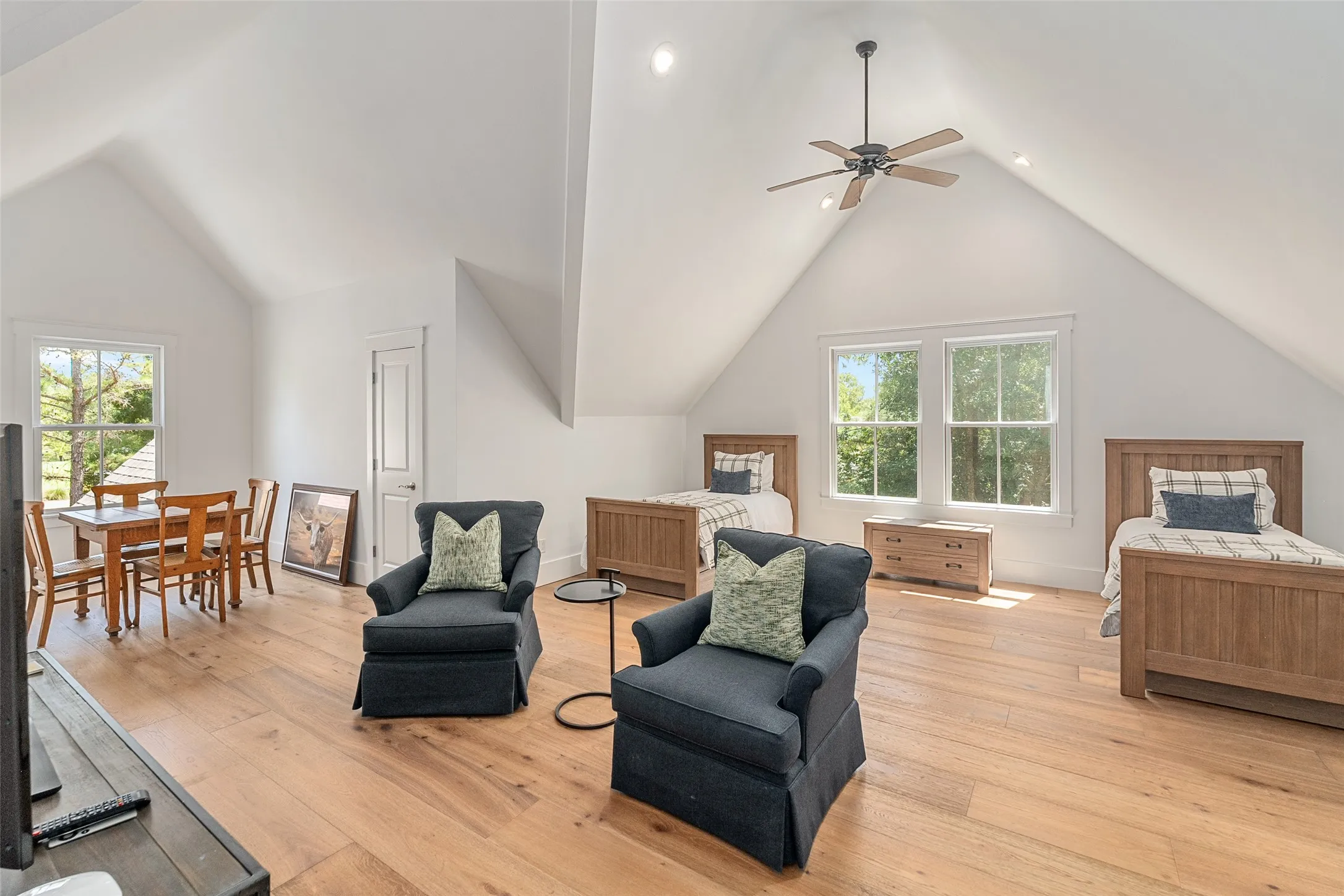 Single Family Residence For Sale in Henderson County , 4505 East Cove Court, Malakoff, Texas 75148, 5 Bedrooms, 5 Bathrooms, 1 Garage spaces, 3,104 Sqft, built in 2013, Price $2,150,000, mls#21345899, Real Estate Agent in Malakoff, Homes For Sale in Henderson county, Homes For Sale in Malakoff, Realtor in Malakoff Texas, Real Estate Brokerage Independent Realty Texas, Luminita Cordes Realtor