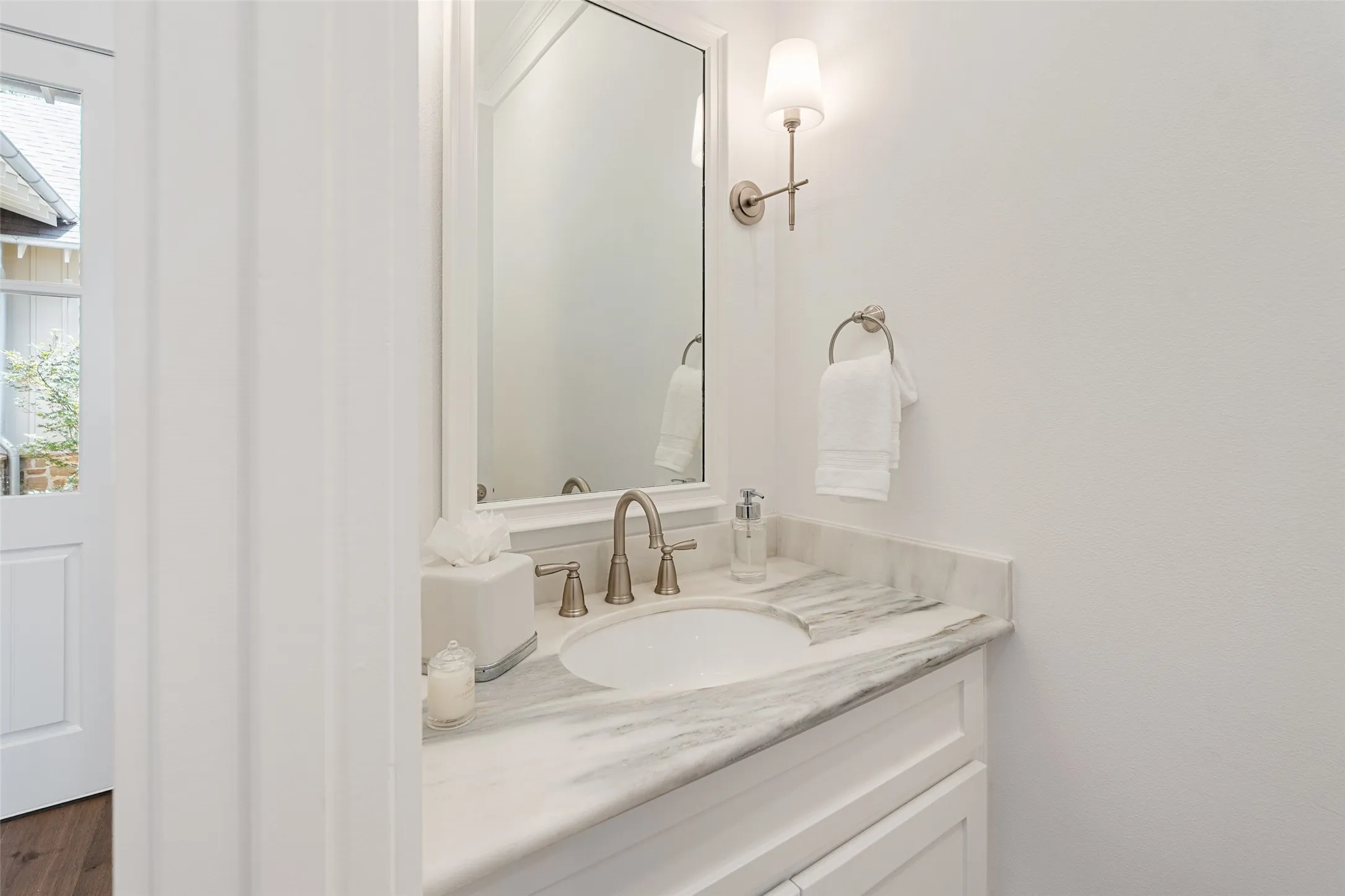 Single Family Residence For Sale in Henderson County , 4505 East Cove Court, Malakoff, Texas 75148, 5 Bedrooms, 5 Bathrooms, 1 Garage spaces, 3,104 Sqft, built in 2013, Price $2,150,000, mls#21345899, Real Estate Agent in Malakoff, Homes For Sale in Henderson county, Homes For Sale in Malakoff, Realtor in Malakoff Texas, Real Estate Brokerage Independent Realty Texas, Luminita Cordes Realtor