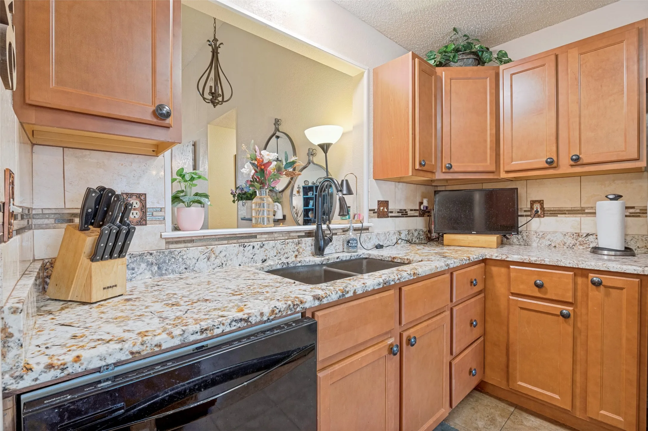 Single Family Residence For Sale in Tarrant County , 2910 Spinner Lane, Grand Prairie, Texas 75052, 3 Bedroom, 2 Bathroom, Garage spaces, 1,907 Sqft, built in 1987, mls#21350529, Real Estate Agent in Grand Prairie, Homes For Sale in Tarrant county, Homes For Sale in Grand Prairie, Realtor in Grand Prairie Texas, Real Estate Brokerage Independent Realty Texas, Luminita Cordes Realtor
