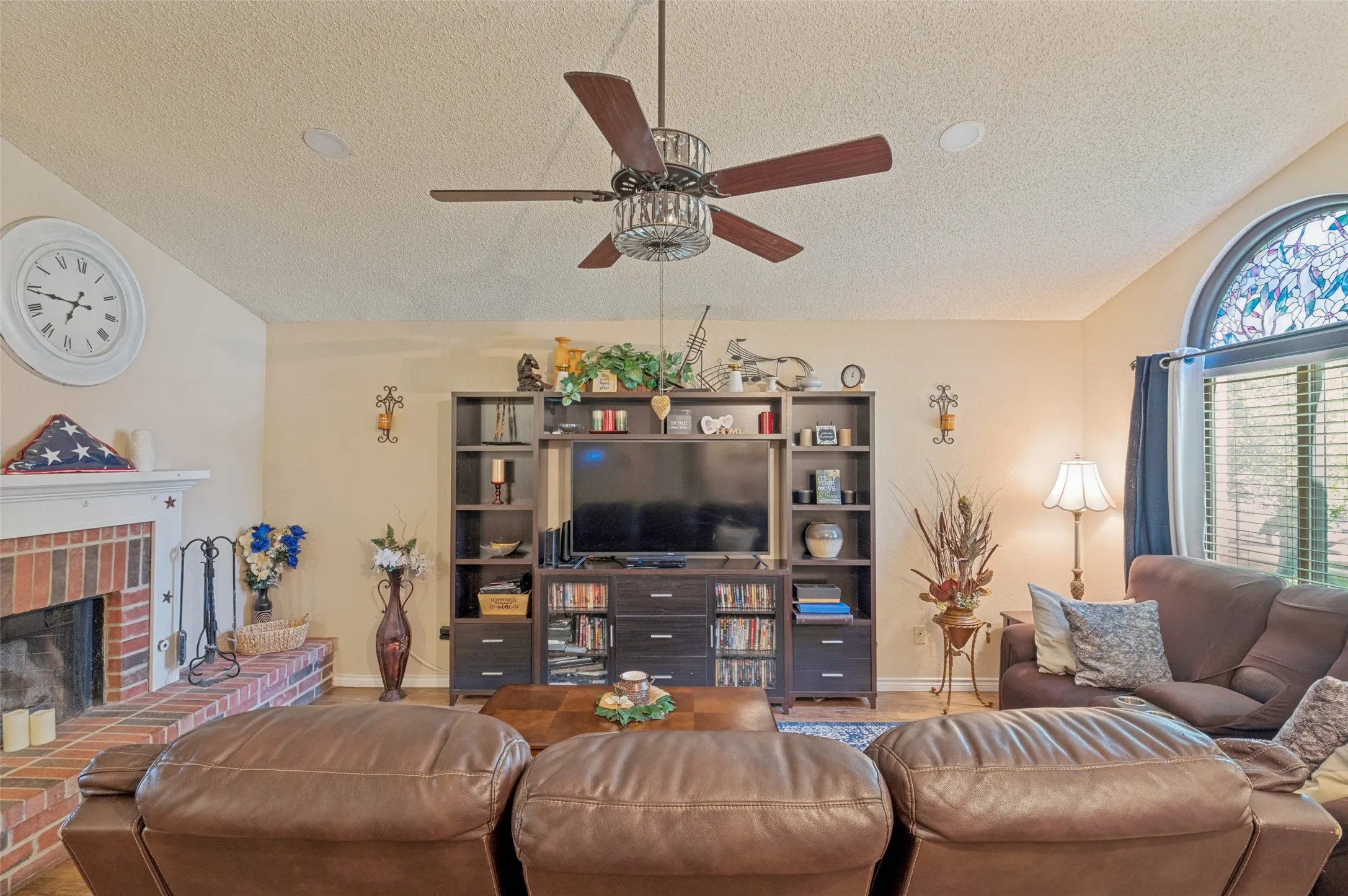 Single Family Residence For Sale in Tarrant County , 2910 Spinner Lane, Grand Prairie, Texas 75052, 3 Bedroom, 2 Bathroom, Garage spaces, 1,907 Sqft, built in 1987, mls#21350529, Real Estate Agent in Grand Prairie, Homes For Sale in Tarrant county, Homes For Sale in Grand Prairie, Realtor in Grand Prairie Texas, Real Estate Brokerage Independent Realty Texas, Luminita Cordes Realtor