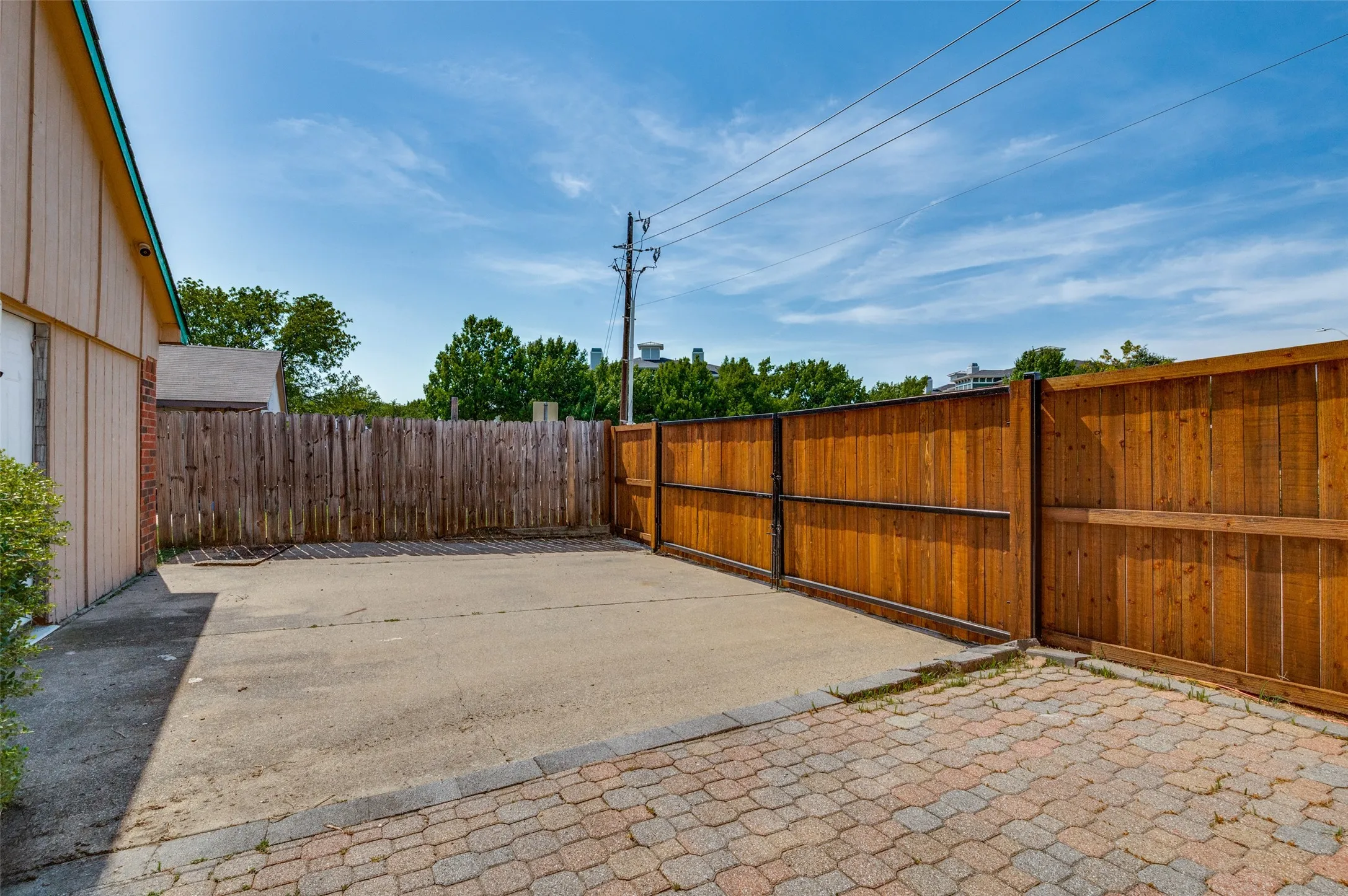 Single Family Residence For Sale in Tarrant County , 2910 Spinner Lane, Grand Prairie, Texas 75052, 3 Bedroom, 2 Bathroom, Garage spaces, 1,907 Sqft, built in 1987, mls#21350529, Real Estate Agent in Grand Prairie, Homes For Sale in Tarrant county, Homes For Sale in Grand Prairie, Realtor in Grand Prairie Texas, Real Estate Brokerage Independent Realty Texas, Luminita Cordes Realtor