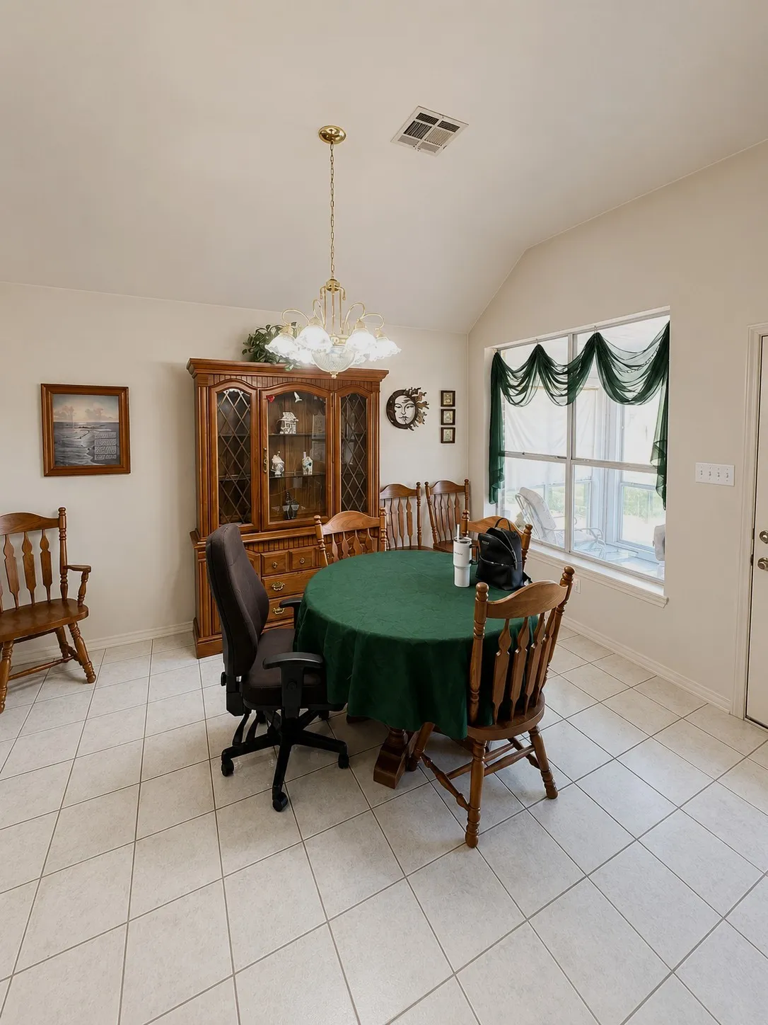 Single Family Residence For Sale in Hill County , 7066 Golf Drive, Whitney, Texas 76692, 3 Bedroom, 2 Bathroom, 2 Garage spaces, 1,865 Sqft, built in 2002, mls#21342095, Real Estate Agent in Whitney, Homes For Sale in Hill county, Homes For Sale in Whitney, Realtor in Whitney Texas, Real Estate Brokerage Independent Realty Texas, Luminita Cordes Realtor