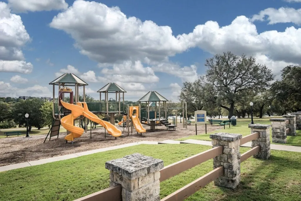Single Family Residence For Sale in Hill County , 7066 Golf Drive, Whitney, Texas 76692, 3 Bedroom, 2 Bathroom, 2 Garage spaces, 1,865 Sqft, built in 2002, mls#21342095, Real Estate Agent in Whitney, Homes For Sale in Hill county, Homes For Sale in Whitney, Realtor in Whitney Texas, Real Estate Brokerage Independent Realty Texas, Luminita Cordes Realtor