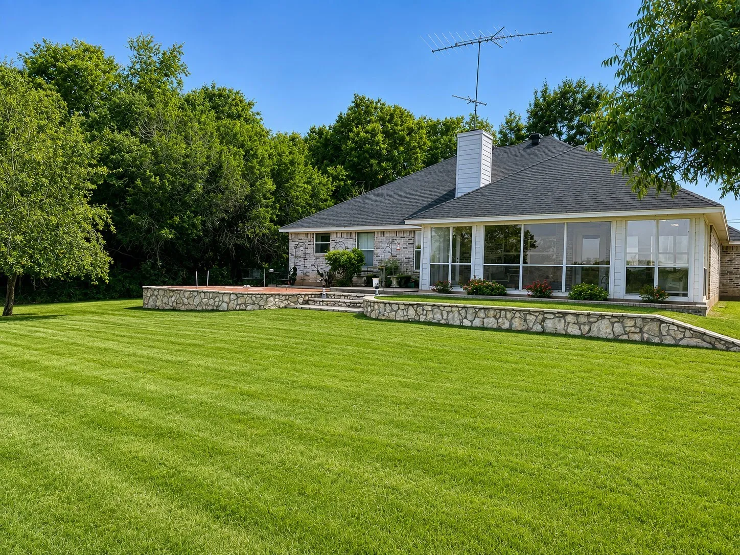 Single Family Residence For Sale in Hill County , 7066 Golf Drive, Whitney, Texas 76692, 3 Bedroom, 2 Bathroom, 2 Garage spaces, 1,865 Sqft, built in 2002, mls#21342095, Real Estate Agent in Whitney, Homes For Sale in Hill county, Homes For Sale in Whitney, Realtor in Whitney Texas, Real Estate Brokerage Independent Realty Texas, Luminita Cordes Realtor