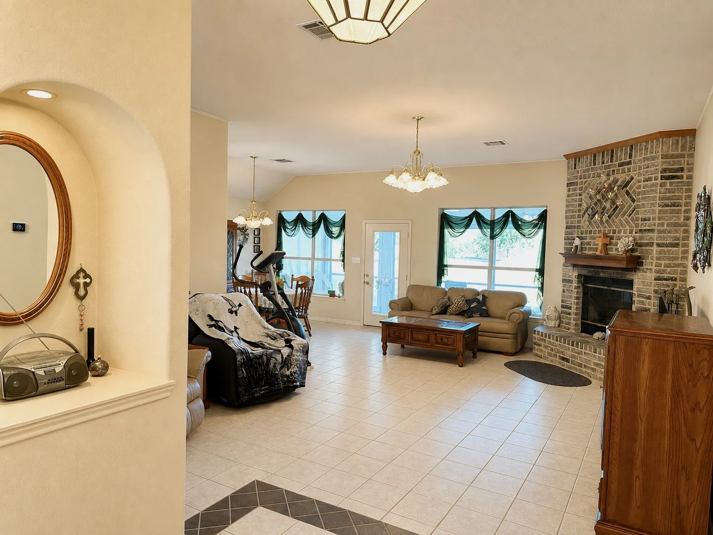 Single Family Residence For Sale in Hill County , 7066 Golf Drive, Whitney, Texas 76692, 3 Bedroom, 2 Bathroom, 2 Garage spaces, 1,865 Sqft, built in 2002, mls#21342095, Real Estate Agent in Whitney, Homes For Sale in Hill county, Homes For Sale in Whitney, Realtor in Whitney Texas, Real Estate Brokerage Independent Realty Texas, Luminita Cordes Realtor