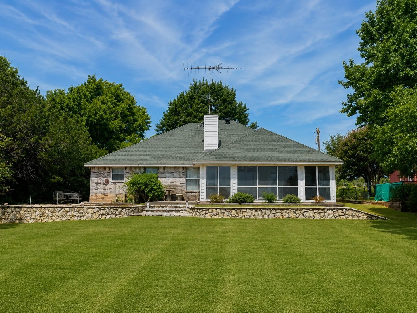 Single Family Residence For Sale in Hill County , 7066 Golf Drive, Whitney, Texas 76692, 3 Bedroom, 2 Bathroom, 2 Garage spaces, 1,865 Sqft, built in 2002, mls#21342095, Real Estate Agent in Whitney, Homes For Sale in Hill county, Homes For Sale in Whitney, Realtor in Whitney Texas, Real Estate Brokerage Independent Realty Texas, Luminita Cordes Realtor