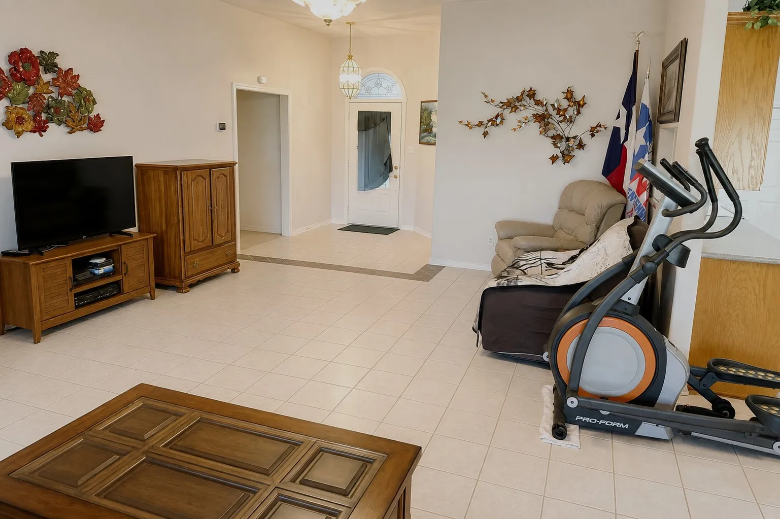 Single Family Residence For Sale in Hill County , 7066 Golf Drive, Whitney, Texas 76692, 3 Bedroom, 2 Bathroom, 2 Garage spaces, 1,865 Sqft, built in 2002, mls#21342095, Real Estate Agent in Whitney, Homes For Sale in Hill county, Homes For Sale in Whitney, Realtor in Whitney Texas, Real Estate Brokerage Independent Realty Texas, Luminita Cordes Realtor