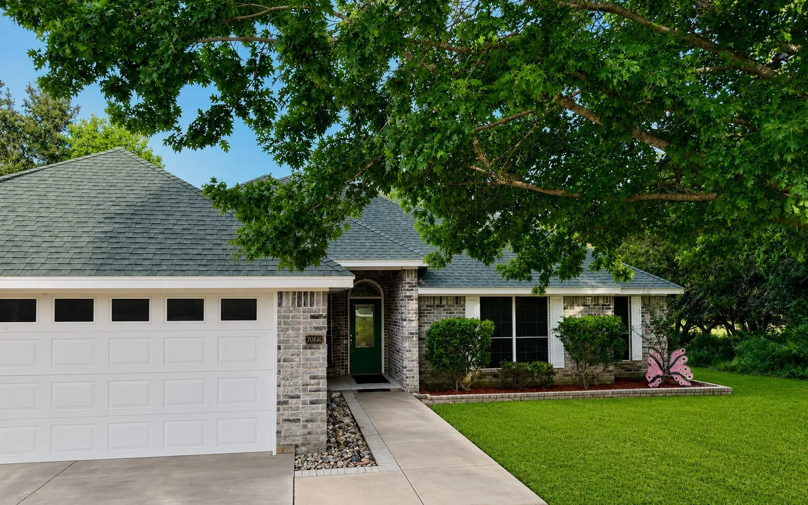 Single Family Residence For Sale in Hill County , 7066 Golf Drive, Whitney, Texas 76692, 3 Bedroom, 2 Bathroom, 2 Garage spaces, 1,865 Sqft, built in 2002, mls#21342095, Real Estate Agent in Whitney, Homes For Sale in Hill county, Homes For Sale in Whitney, Realtor in Whitney Texas, Real Estate Brokerage Independent Realty Texas, Luminita Cordes Realtor