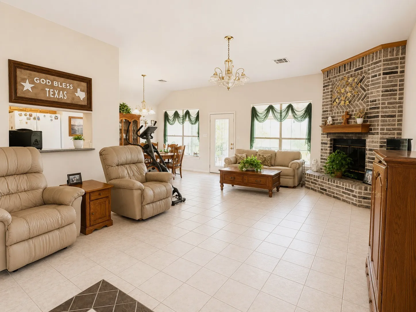 Single Family Residence For Sale in Hill County , 7066 Golf Drive, Whitney, Texas 76692, 3 Bedroom, 2 Bathroom, 2 Garage spaces, 1,865 Sqft, built in 2002, mls#21342095, Real Estate Agent in Whitney, Homes For Sale in Hill county, Homes For Sale in Whitney, Realtor in Whitney Texas, Real Estate Brokerage Independent Realty Texas, Luminita Cordes Realtor