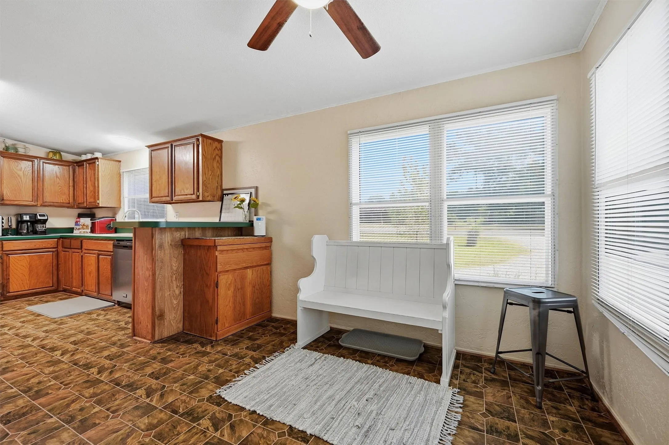 Single Family Residence For Sale in Grayson County , 305 Ridgecrest Road, Pottsboro, Texas 75076, 3 Bedroom, 2 Bathroom, Garage spaces, 1,680 Sqft, built in 1996, mls#21354599, Real Estate Agent in Pottsboro, Homes For Sale in Grayson county, Homes For Sale in Pottsboro, Realtor in Pottsboro Texas, Real Estate Brokerage Independent Realty Texas, Luminita Cordes Realtor