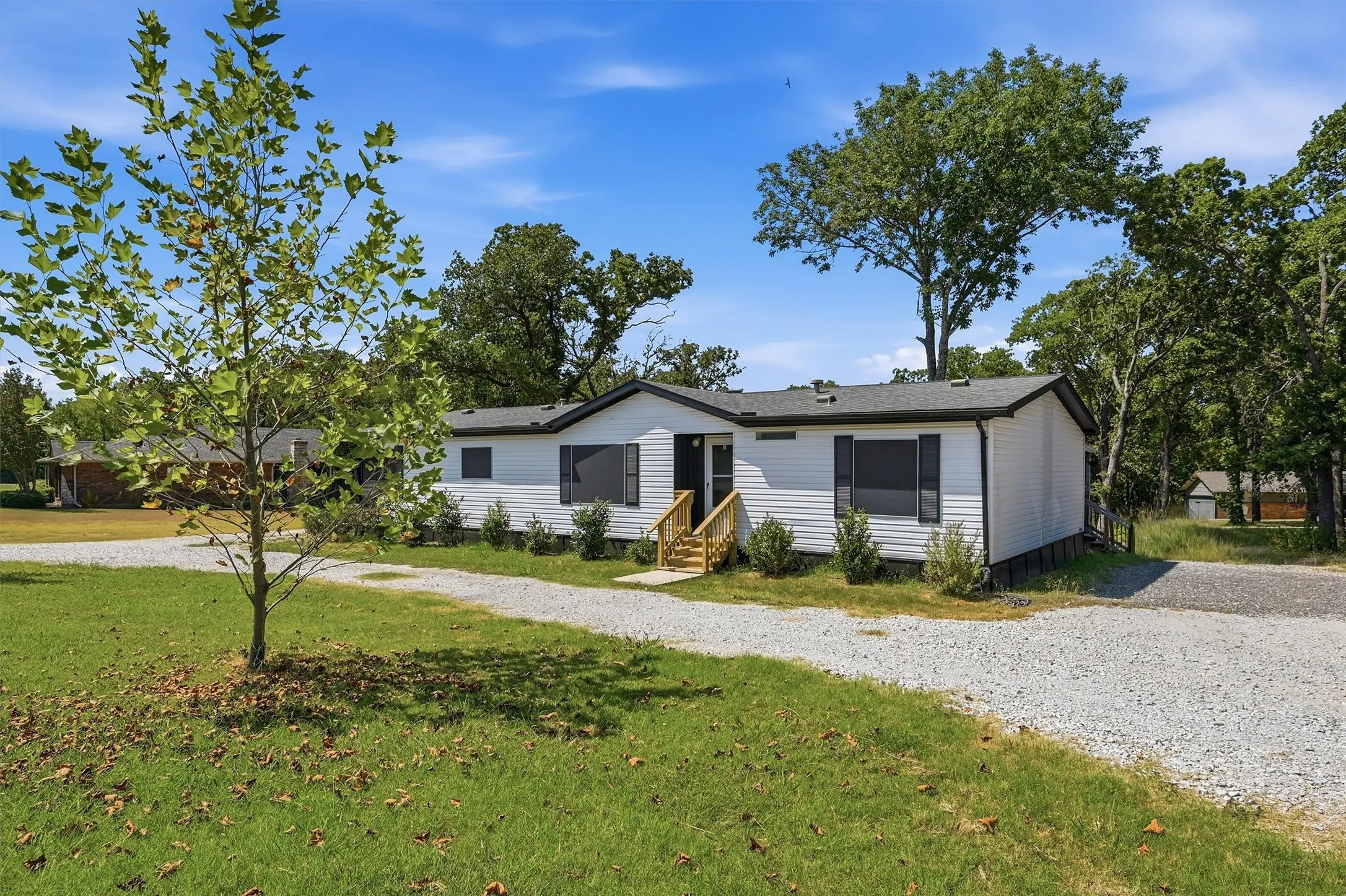 Single Family Residence For Sale in Grayson County , 305 Ridgecrest Road, Pottsboro, Texas 75076, 3 Bedroom, 2 Bathroom, Garage spaces, 1,680 Sqft, built in 1996, mls#21354599, Real Estate Agent in Pottsboro, Homes For Sale in Grayson county, Homes For Sale in Pottsboro, Realtor in Pottsboro Texas, Real Estate Brokerage Independent Realty Texas, Luminita Cordes Realtor