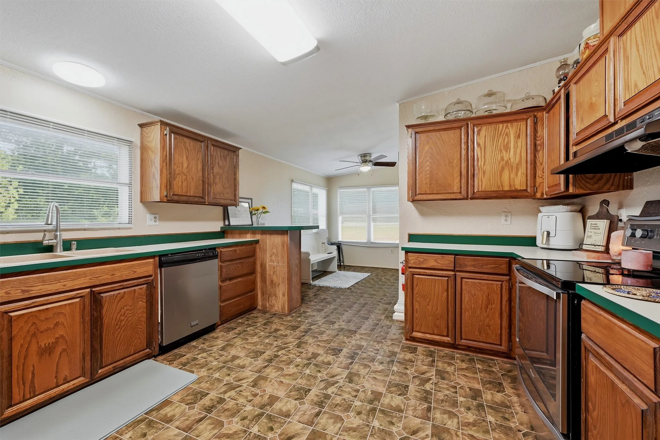 Single Family Residence For Sale in Grayson County , 305 Ridgecrest Road, Pottsboro, Texas 75076, 3 Bedroom, 2 Bathroom, Garage spaces, 1,680 Sqft, built in 1996, mls#21354599, Real Estate Agent in Pottsboro, Homes For Sale in Grayson county, Homes For Sale in Pottsboro, Realtor in Pottsboro Texas, Real Estate Brokerage Independent Realty Texas, Luminita Cordes Realtor