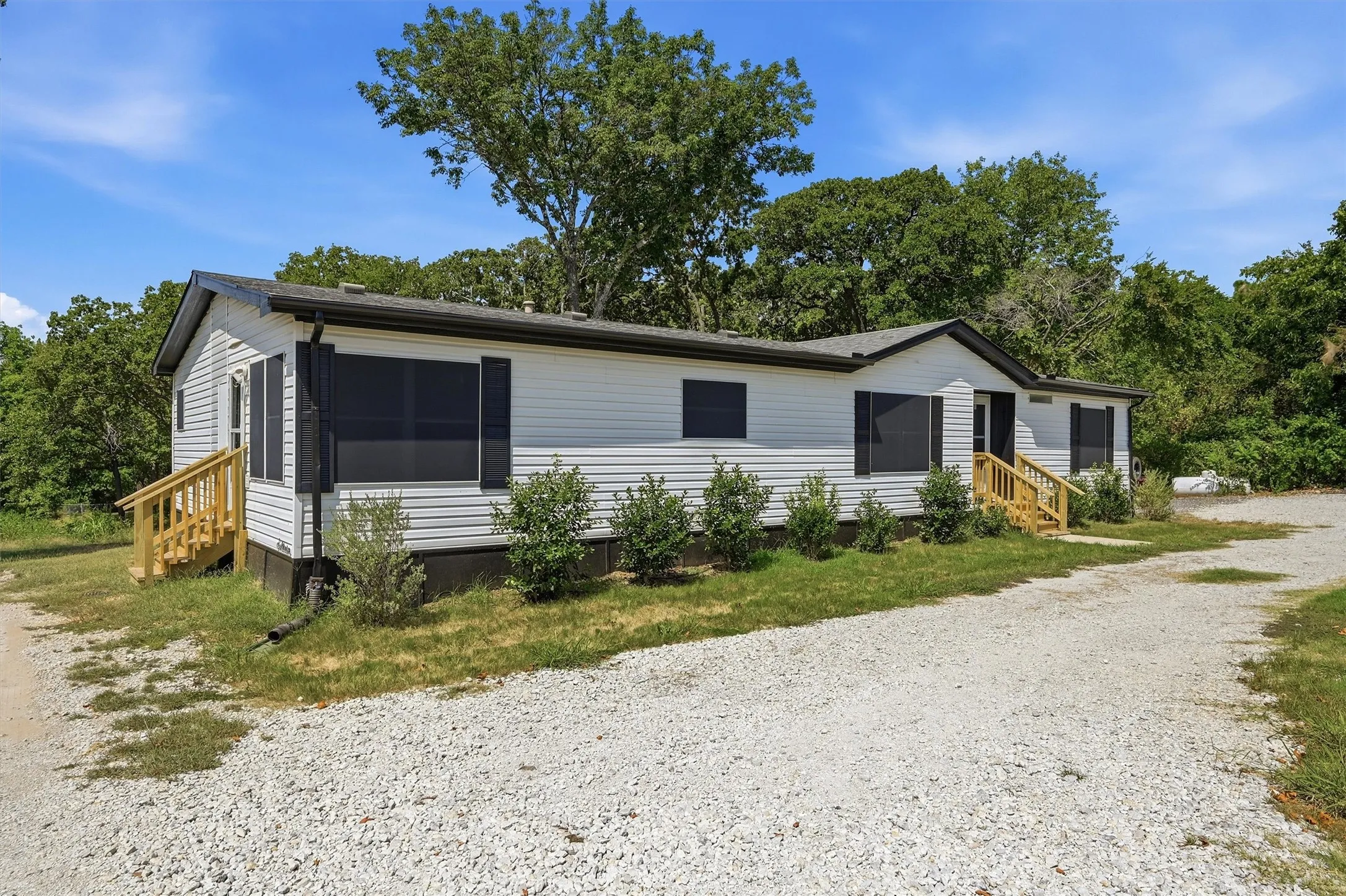 Single Family Residence For Sale in Grayson County , 305 Ridgecrest Road, Pottsboro, Texas 75076, 3 Bedroom, 2 Bathroom, Garage spaces, 1,680 Sqft, built in 1996, mls#21354599, Real Estate Agent in Pottsboro, Homes For Sale in Grayson county, Homes For Sale in Pottsboro, Realtor in Pottsboro Texas, Real Estate Brokerage Independent Realty Texas, Luminita Cordes Realtor