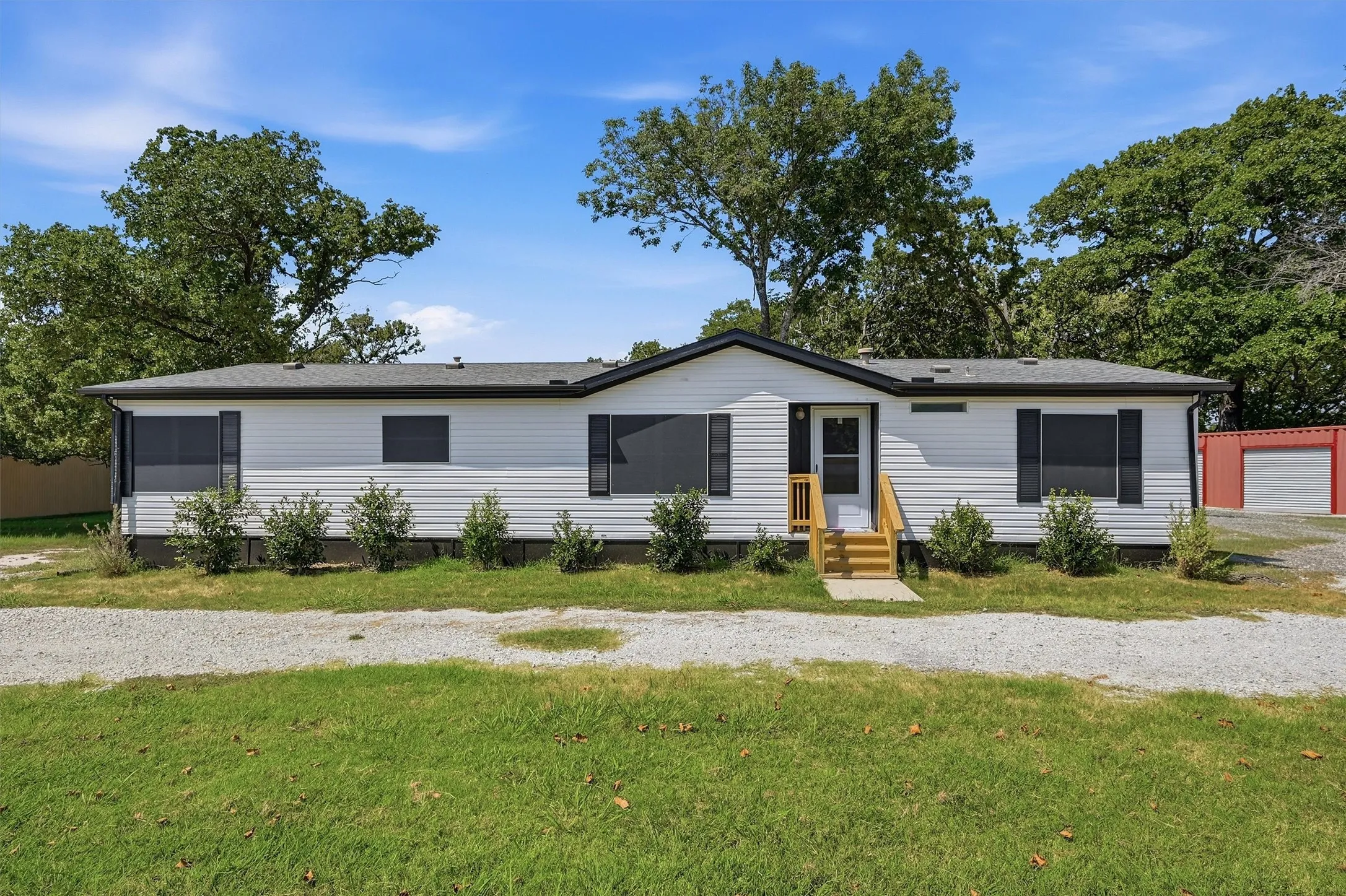 Single Family Residence For Sale in Grayson County , 305 Ridgecrest Road, Pottsboro, Texas 75076, 3 Bedroom, 2 Bathroom, Garage spaces, 1,680 Sqft, built in 1996, mls#21354599, Real Estate Agent in Pottsboro, Homes For Sale in Grayson county, Homes For Sale in Pottsboro, Realtor in Pottsboro Texas, Real Estate Brokerage Independent Realty Texas, Luminita Cordes Realtor