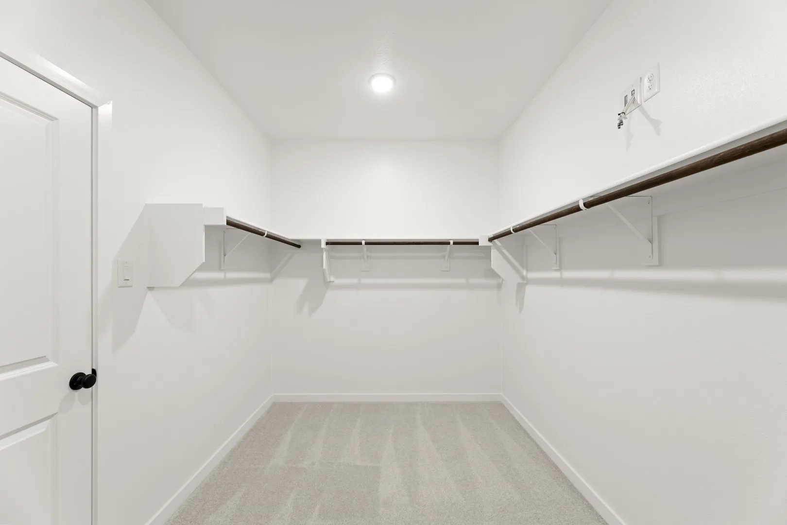 19. 2203 Washington - Closet