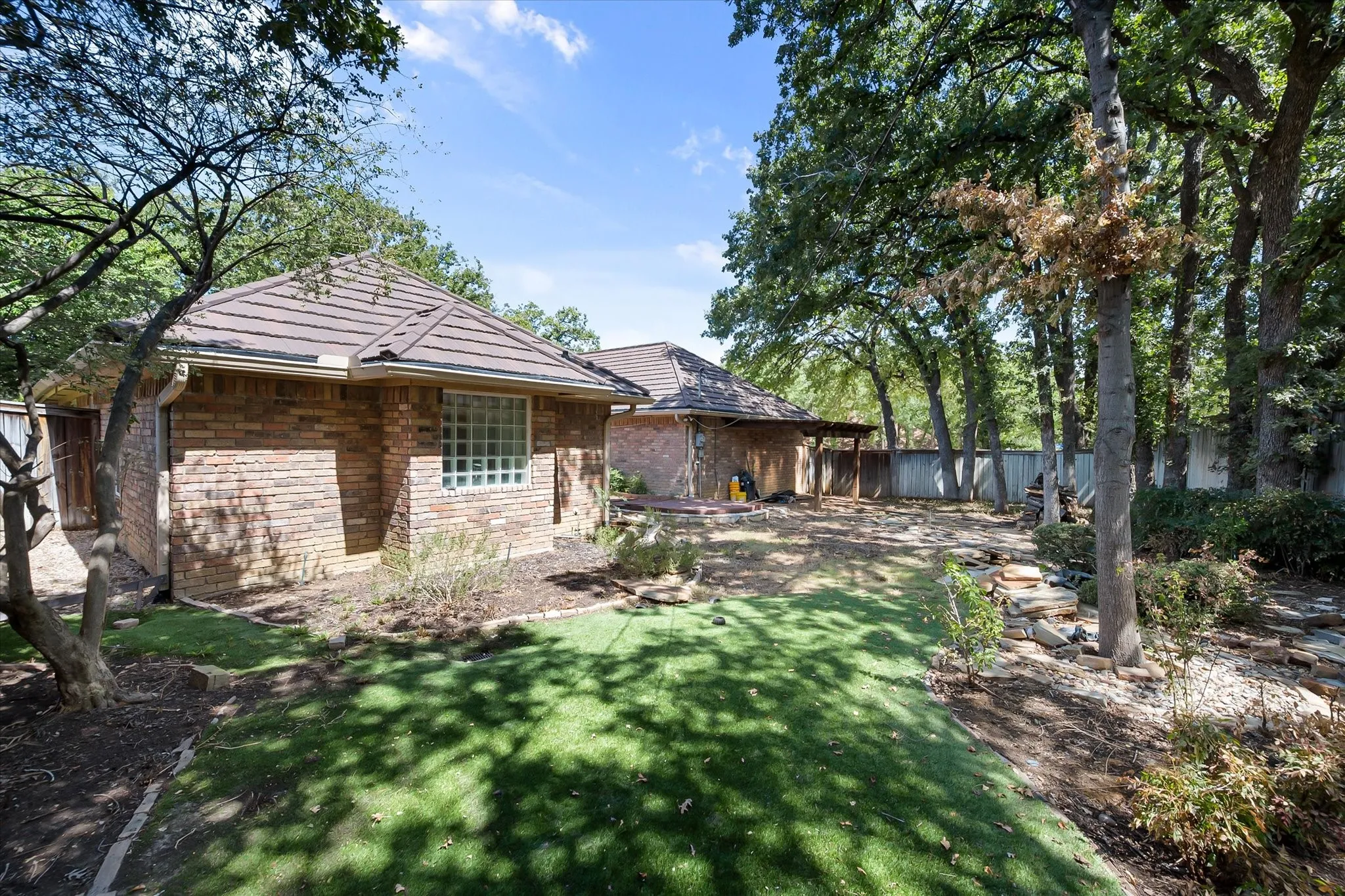 Single Family Residence For Sale in Tarrant County , 1919 Creek Wood Drive, Arlington, Texas 76006, 4 Bedroom, 2 Bathroom, 2 Garage spaces, 2,369 Sqft, built in 1980, mls#21354600, Real Estate Agent in Arlington, Homes For Sale in Tarrant county, Homes For Sale in Arlington, Realtor in Arlington Texas, Real Estate Brokerage Independent Realty Texas, Luminita Cordes Realtor